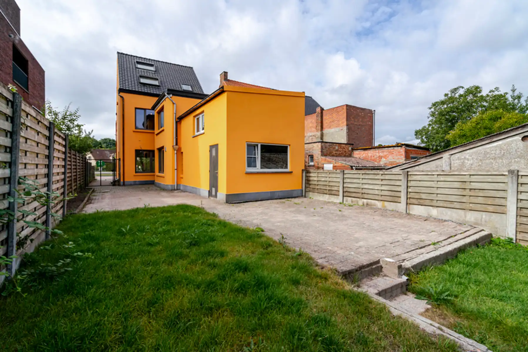 Gerenoveerde gezinswoning met 4 slpk aan station van Beernem foto {{pictureIndex}}