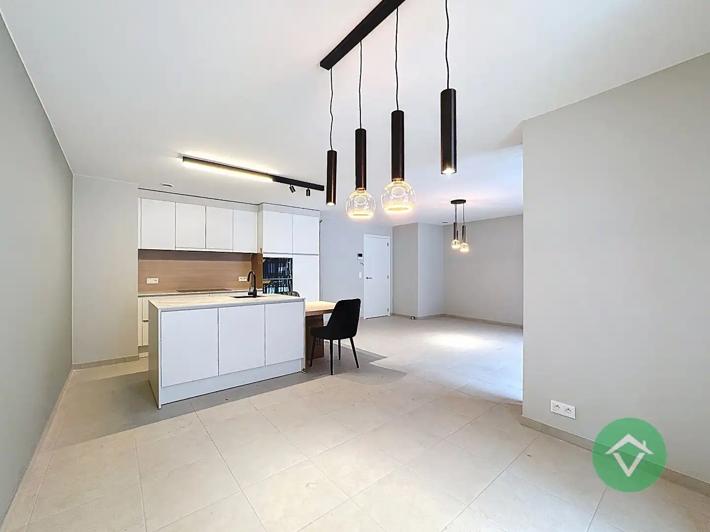 Volledig geschilderd Instapklaar appartement met garage in centrum Koekelare foto 9