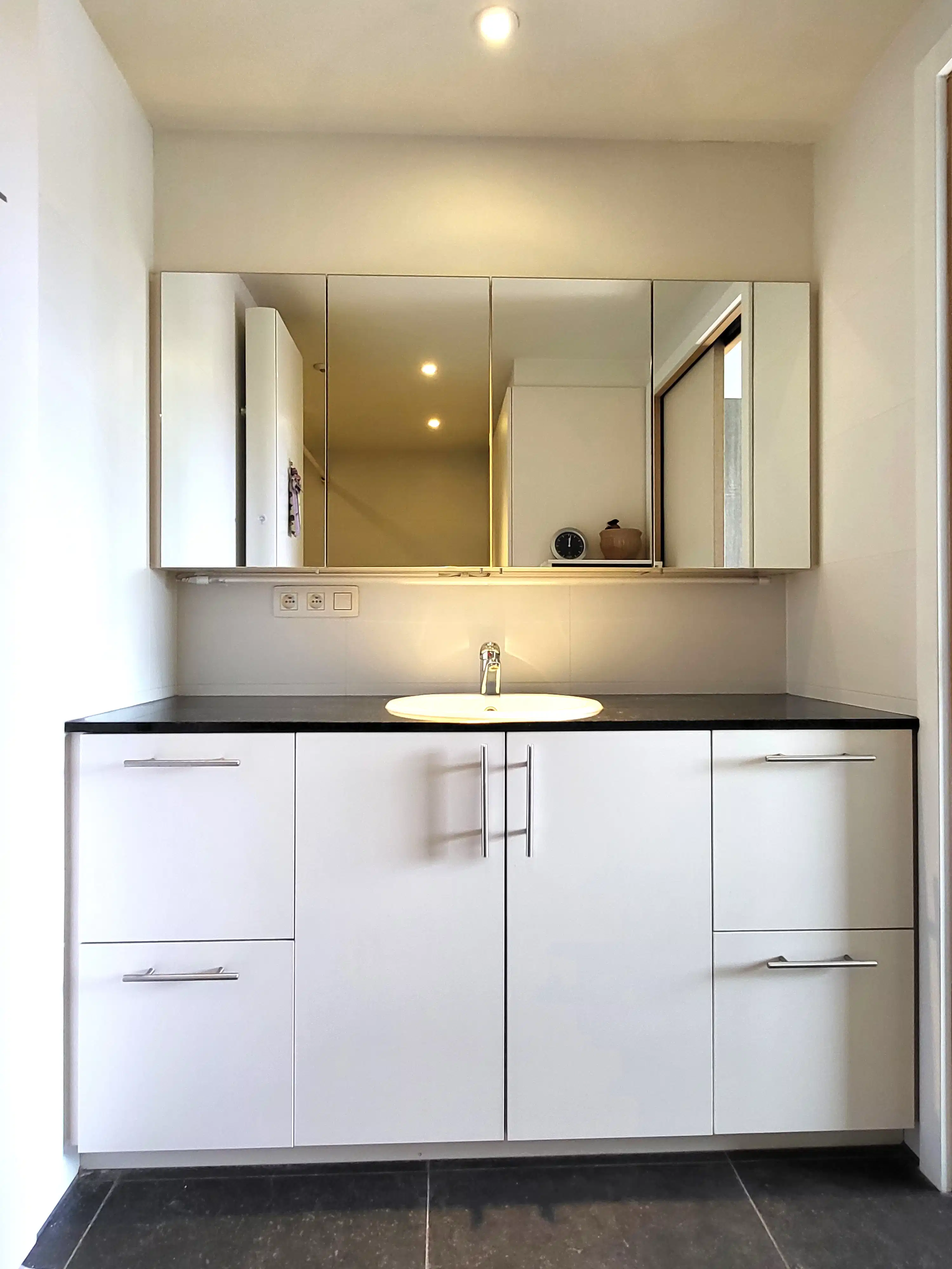 Instapklaar en energiezuinig appartement (66 m²) met zuidgerichte terrassen, ideaal gelegen in een rustige dorpsomgeving op wandelafstand van winkels, openbaar vervoer en scholen.  foto 21