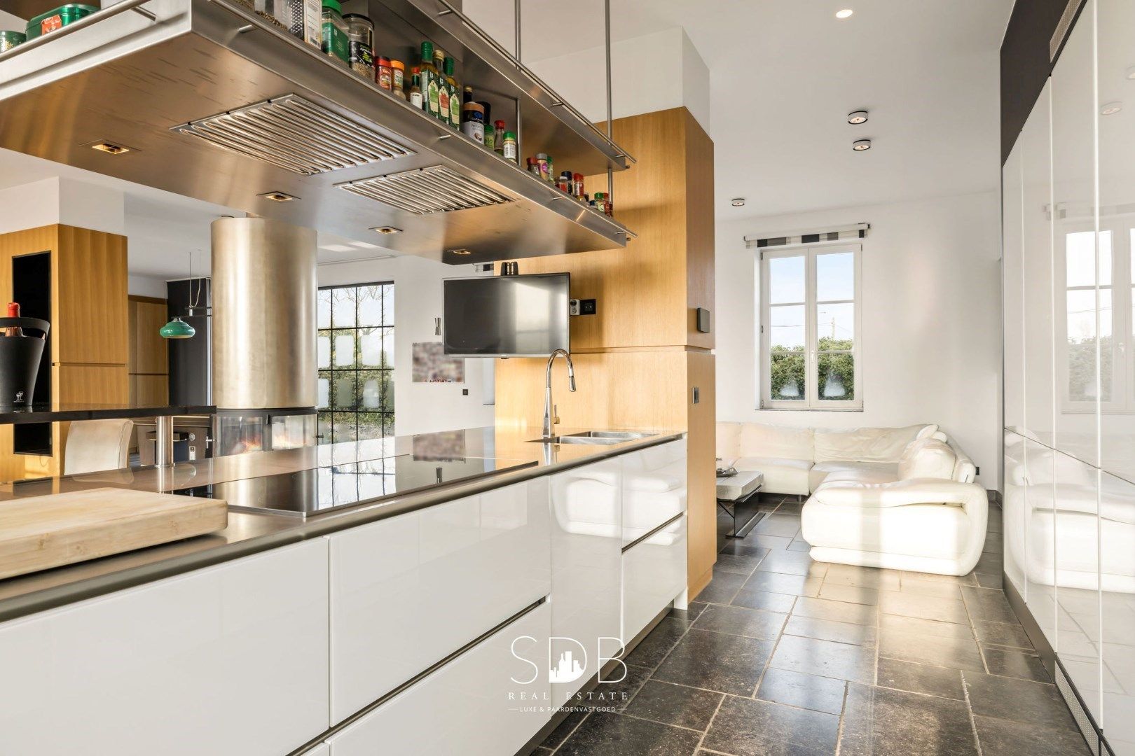 Prachtige villa in hoevestijl met bijgebouwen en akkerlanden/weilanden op 1,45ha foto 11