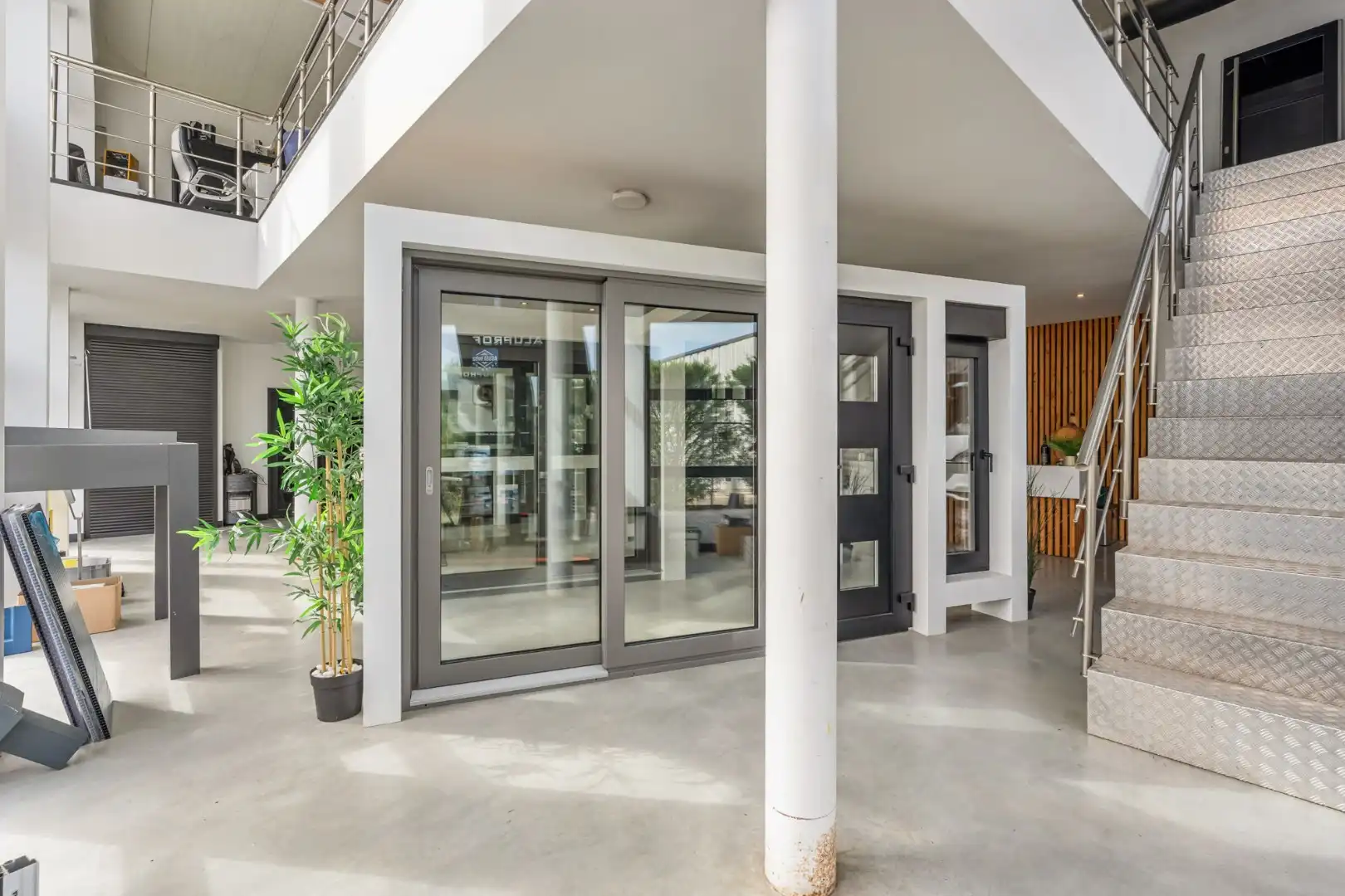 Bedrijfsgebouw met toonzaal, kantoren, magazijn en woonst - groot 700m²  foto 8