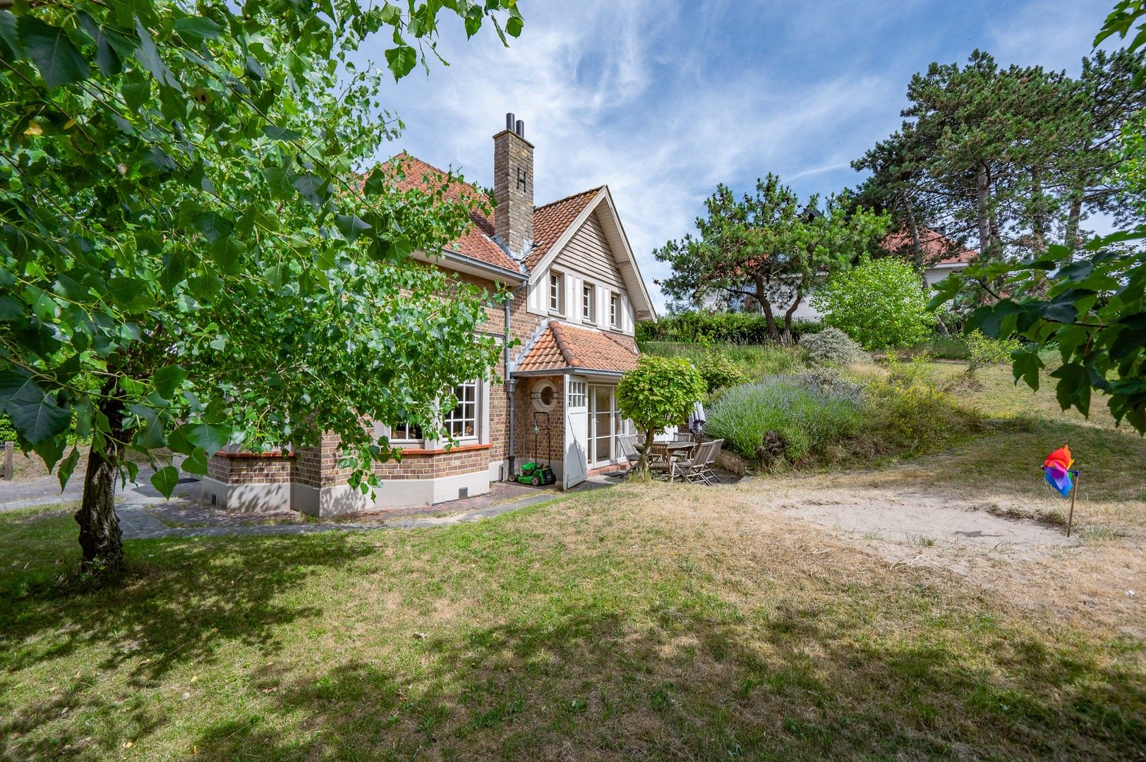 Uiterst charmante villa, rustig gelegen in een verscholen paadje in het Zoute op wandelafstand van de zee. foto 10