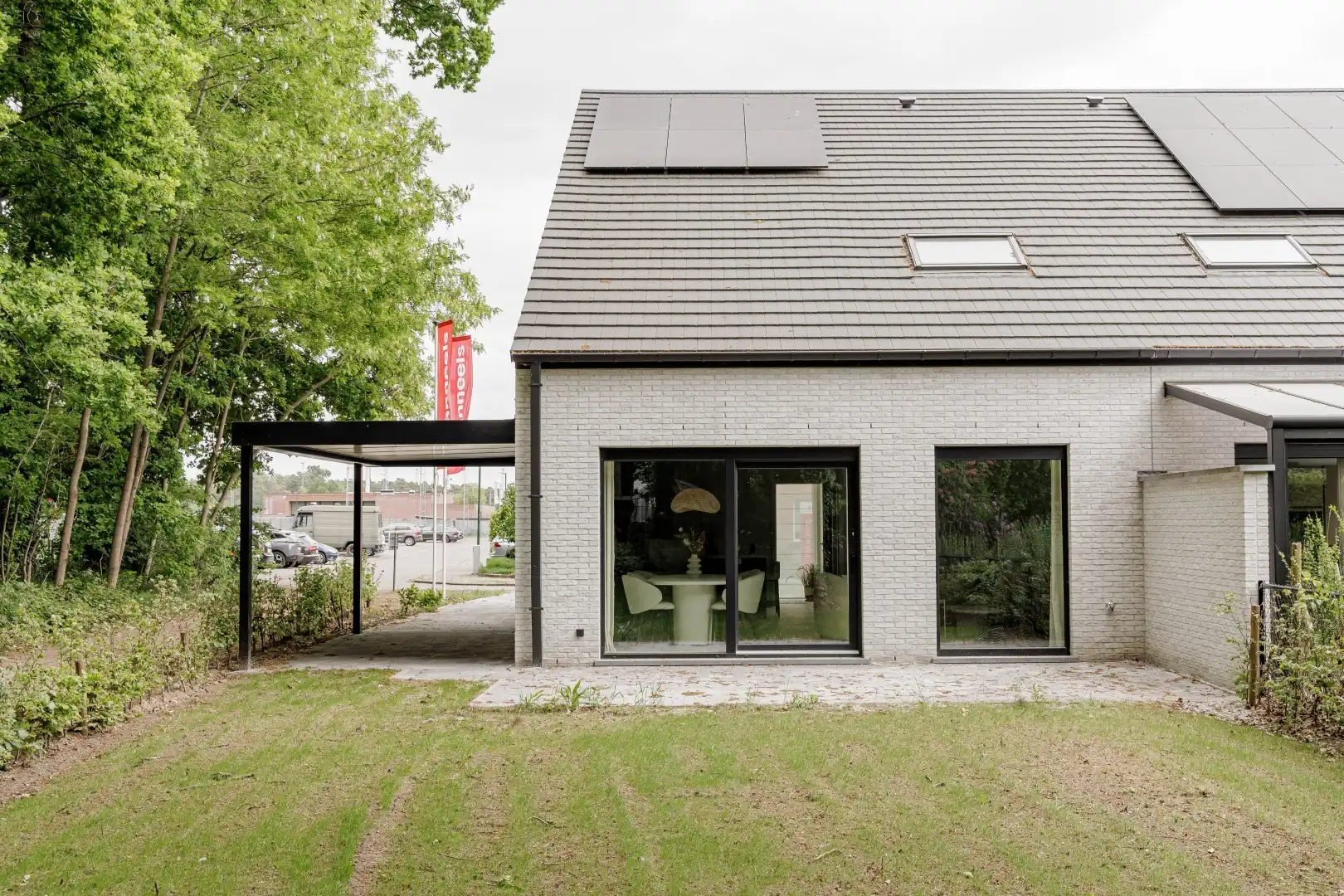 Volledig afgewerkte halfopen nieuwbouwwoning met grote tuin foto 4