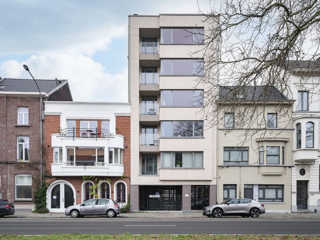 Smaakvol gerenoveerd 2-slpk appartement met twee terrassen foto 2