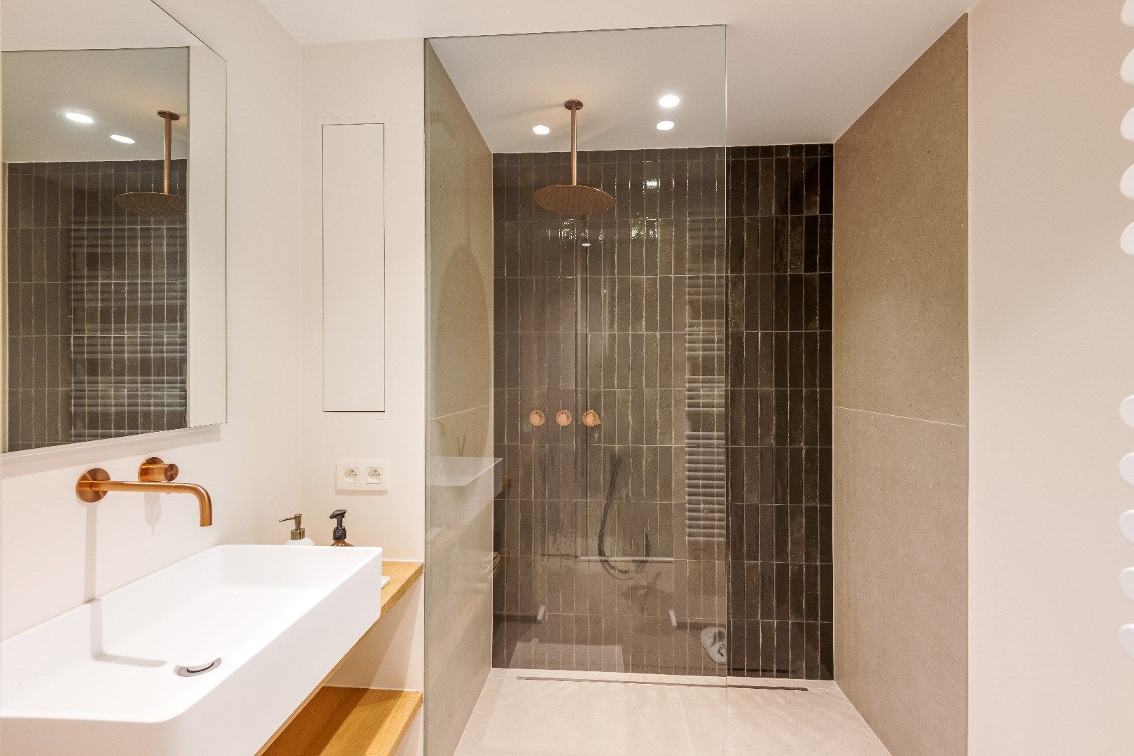 Mooi vernieuwd appartement schitterend gelegen op de Zeedijk vlakbij het Rubensplein foto 14