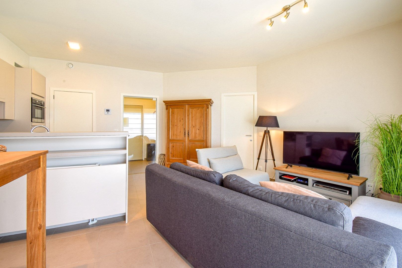 Instapklaar appartement op de zeedijk foto 3