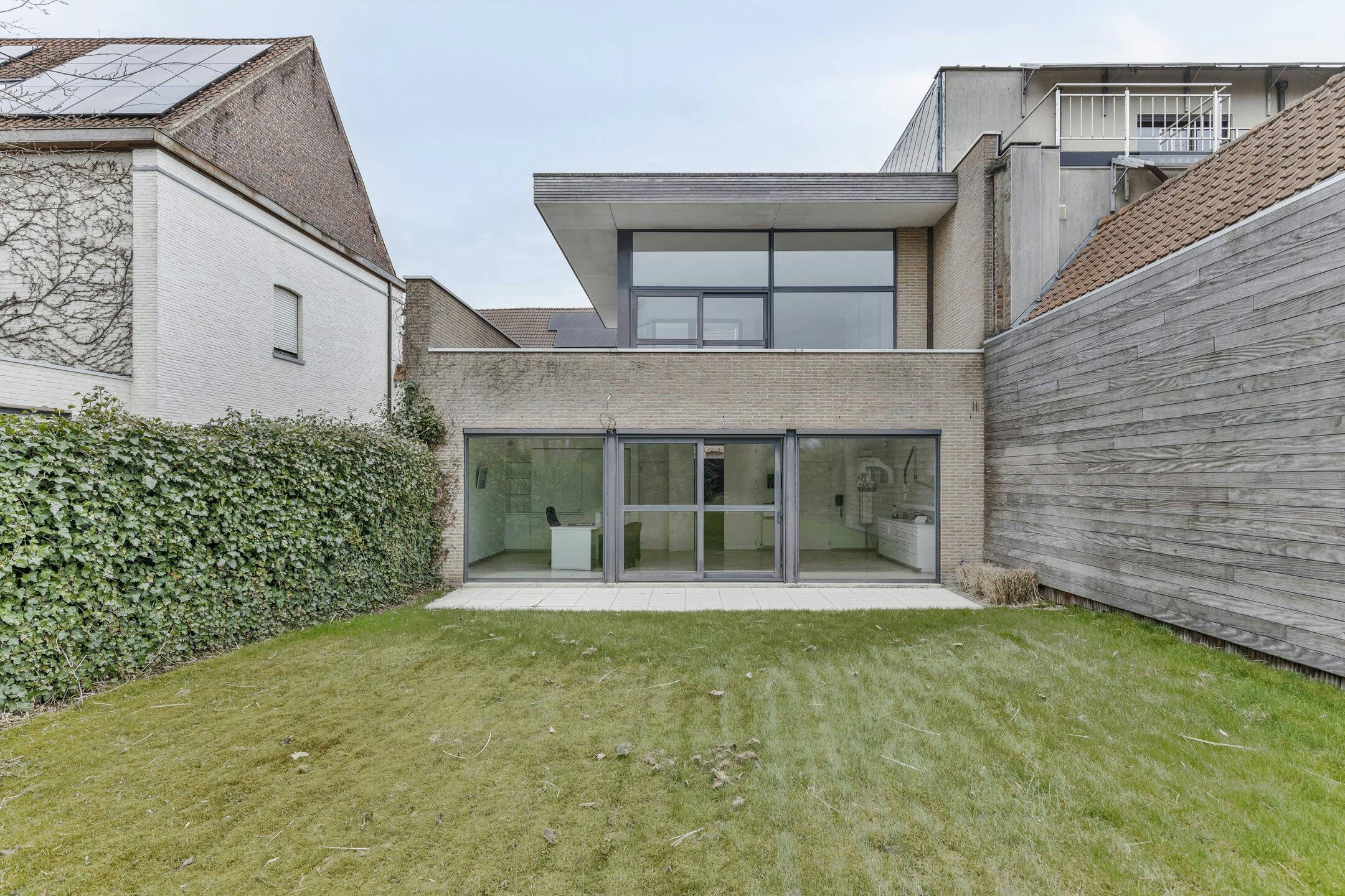 Half open woning / praktijk met leuke tuin te Bissegem foto {{pictureIndex}}