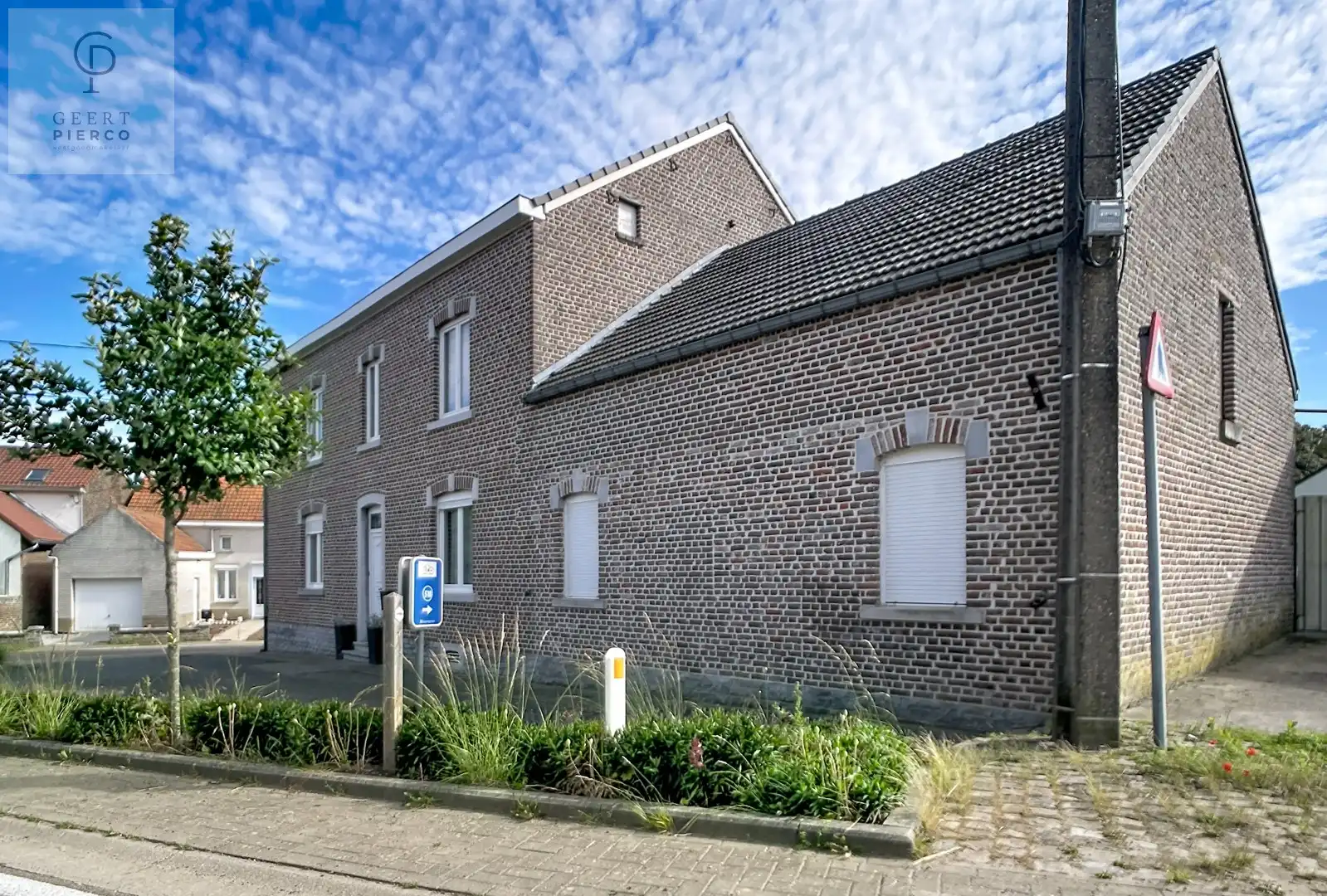 Ruime woning met binnenkoer, stallingen en tuin vlakbij oprit van E40. foto 29