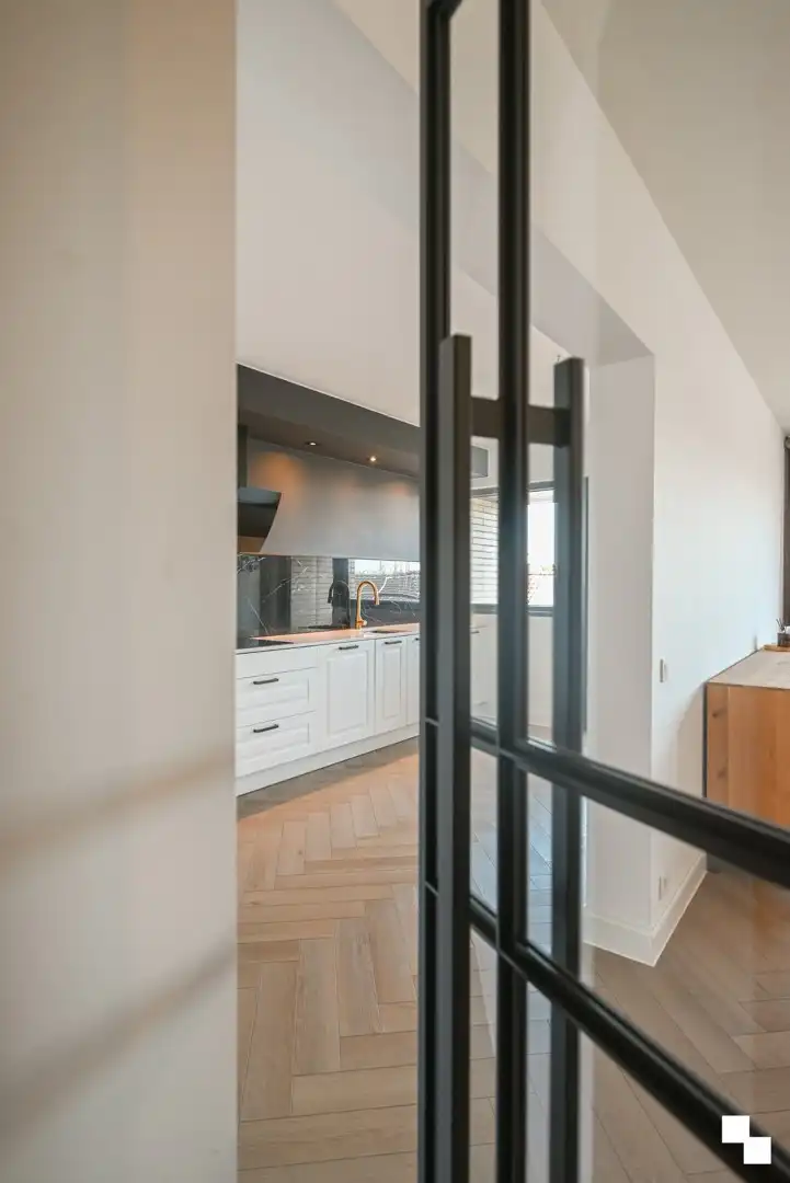 Volledig gerenoveerd appartement met drie slaapkamers te centrum Izegem foto 4