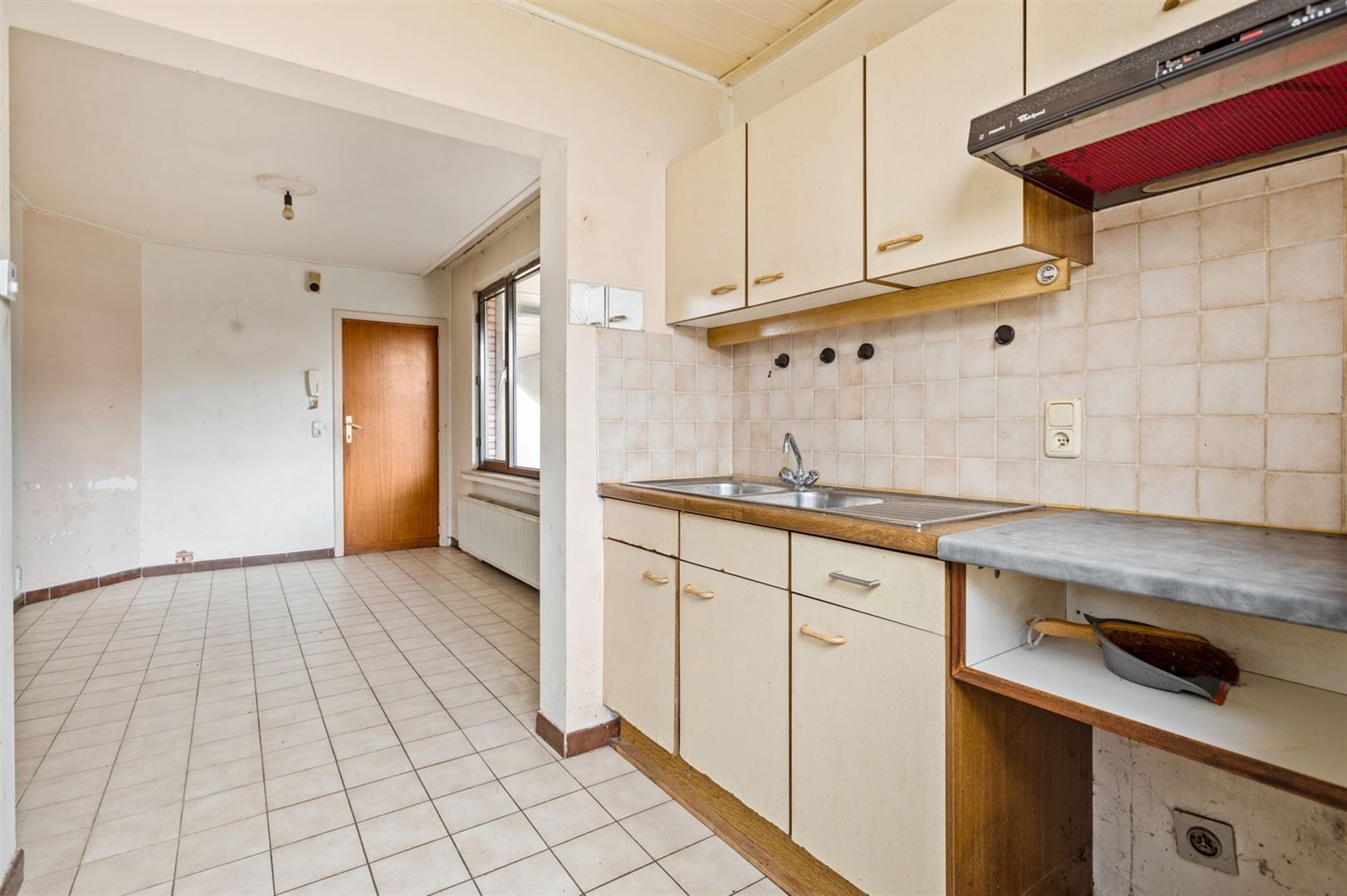 Te renoveren gelijkvloers appartement met garagebox foto 6