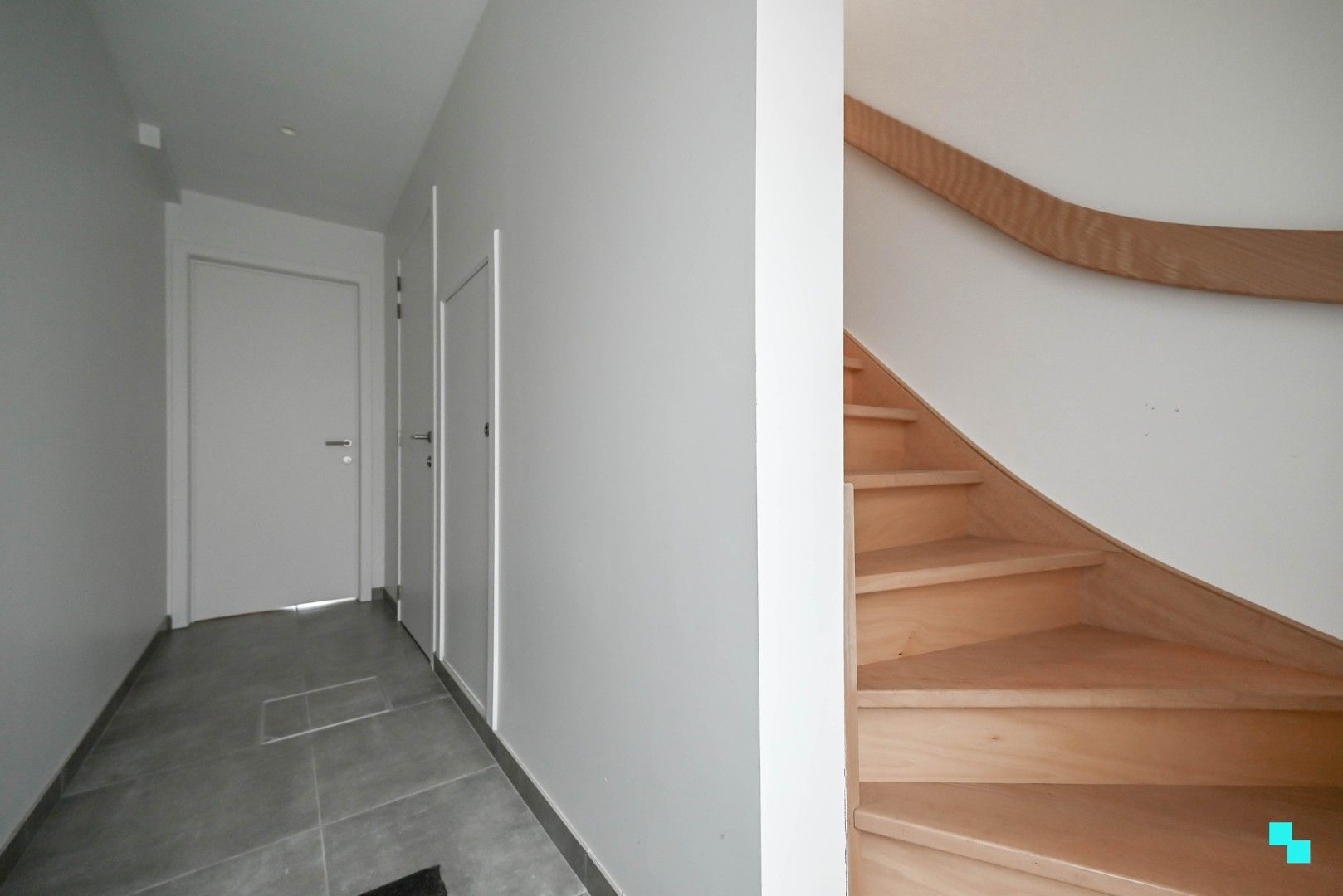 Energiezuinige woning met 2 slaapkamers & garagebox nabij centrum Izegem foto 2