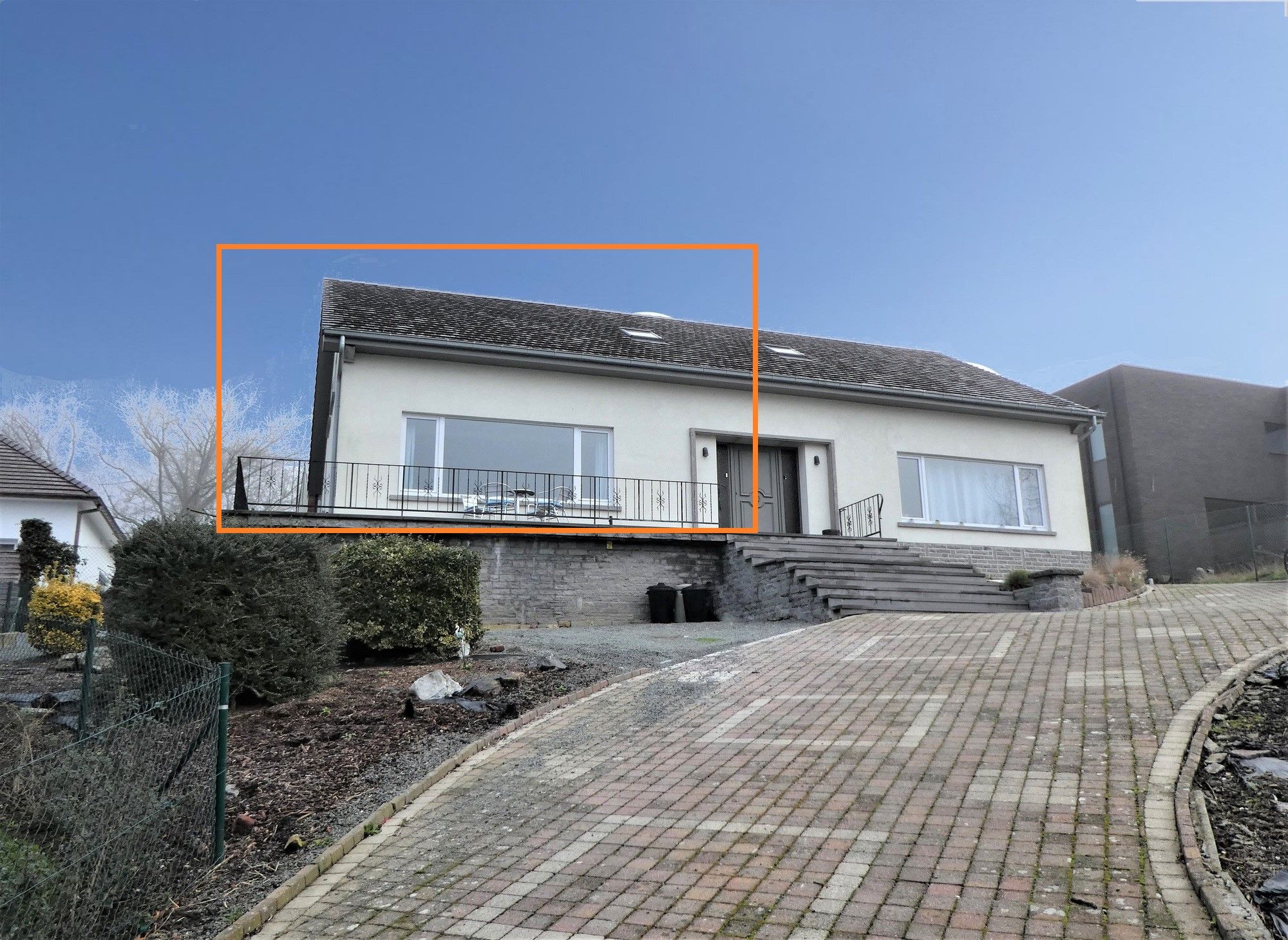 Prachtige koppelwoning met zonnig terras van 16m² en 2 autostaanplaatsen. Veel lichtinval door de grote ramen. foto 25