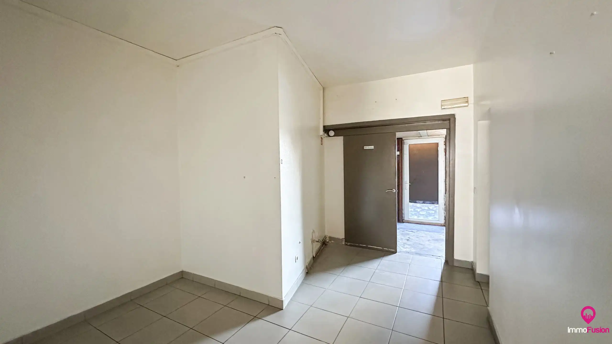 Ruim handelspand met garage in het centrum van Beringen! foto 11