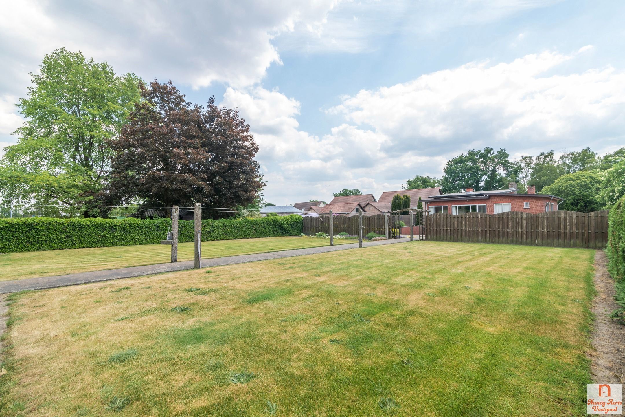 Vrijstaande, goed onderhouden woning op 20 are grond foto 25