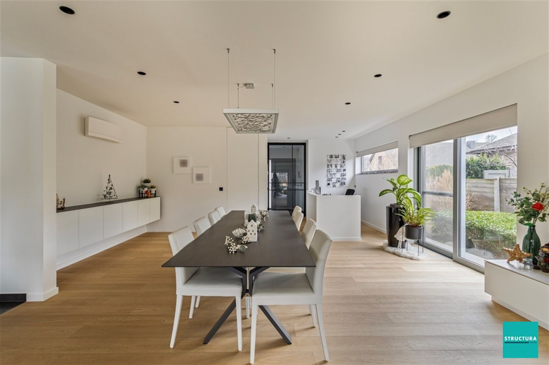 Prachtige moderne villa met zwembad en poolhouse foto 5