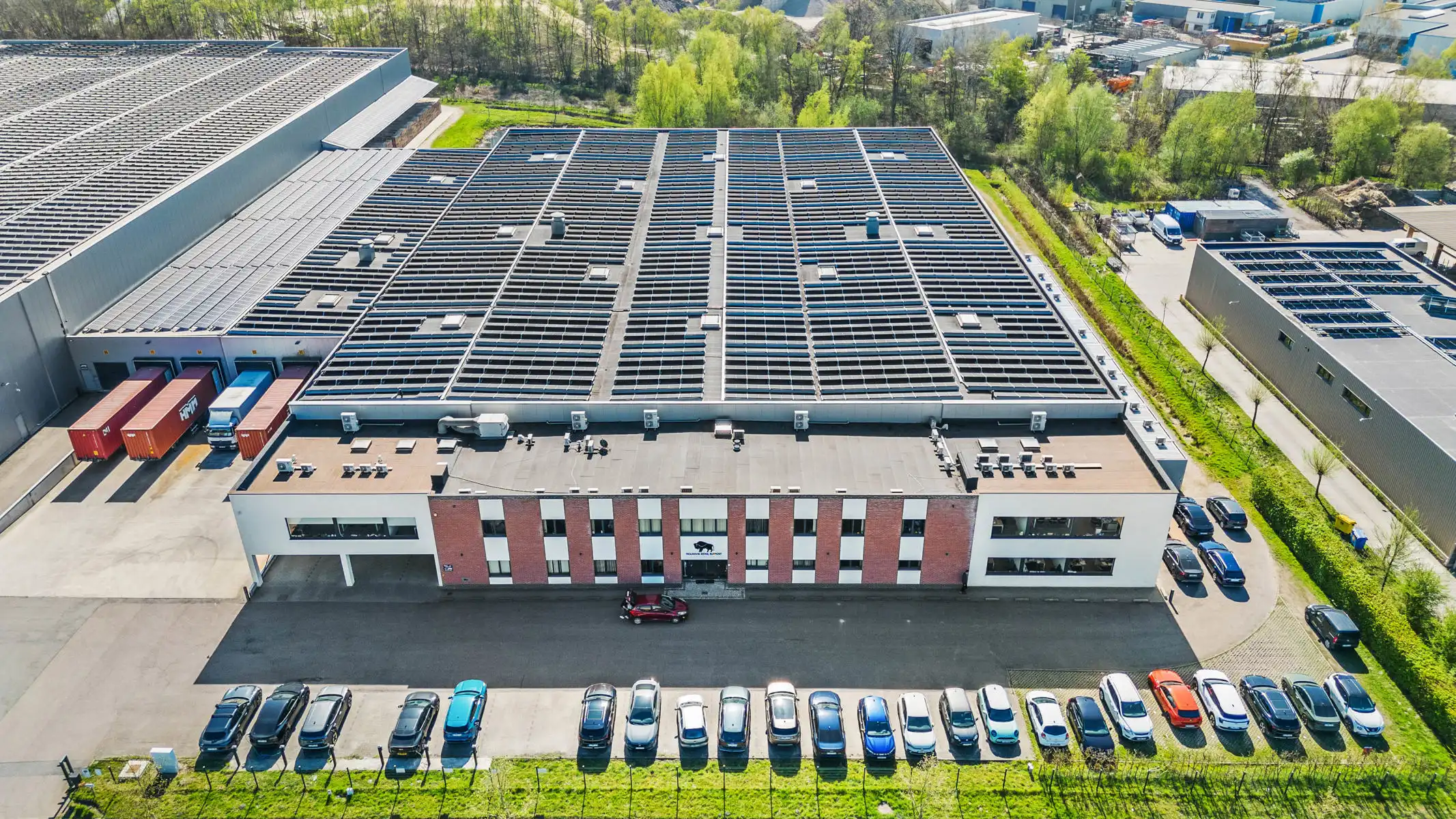 Volledig uitgerust distributiecentrum in nieuwbouwstaat foto 4