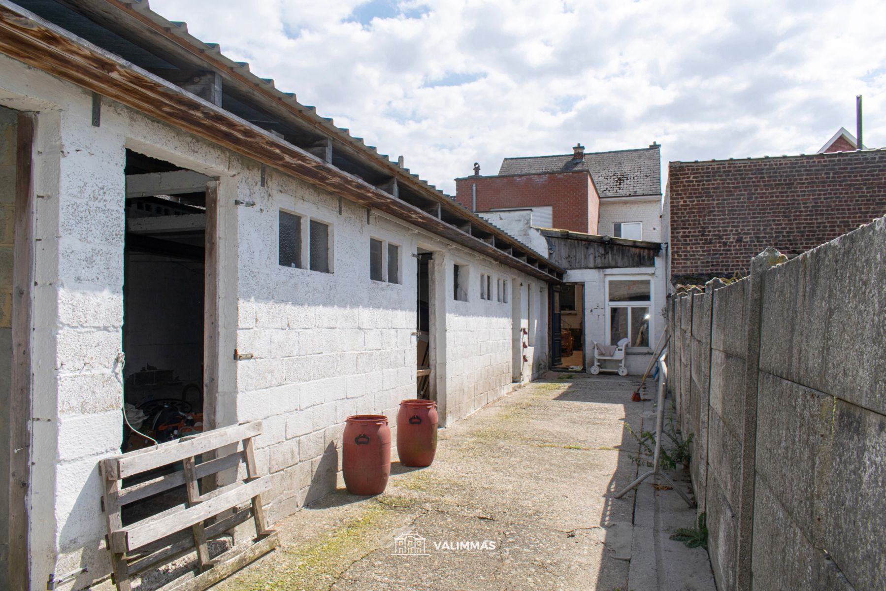 Ruime woning mt bijgebouwen & atelier (achteraan bereikbaar) foto 12