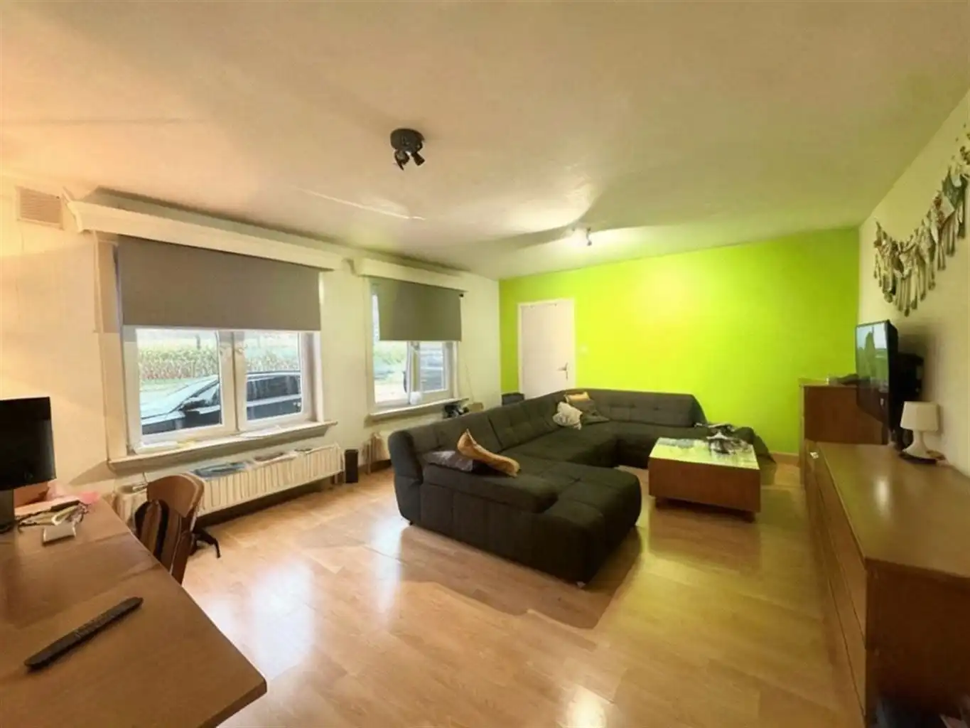 Ruim gelijkvloers appartement met 2 slaapkamers, tuin en garagebox. foto 2