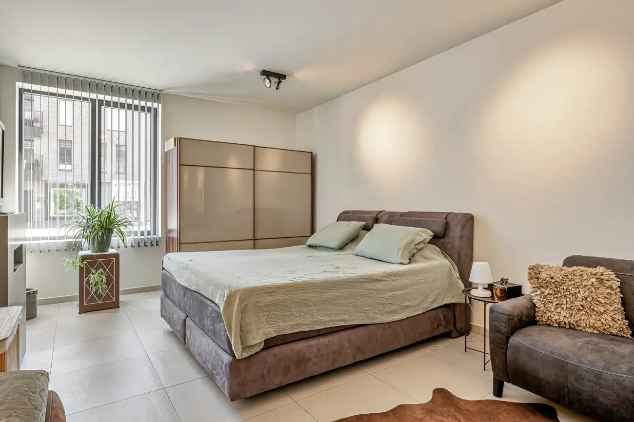 Recent nieuwbouwappartement met groot terras, stadstuintje en 2 autostaanplaatsen in het hartje van het vernieuwde dorp van Zeveneken! foto 11