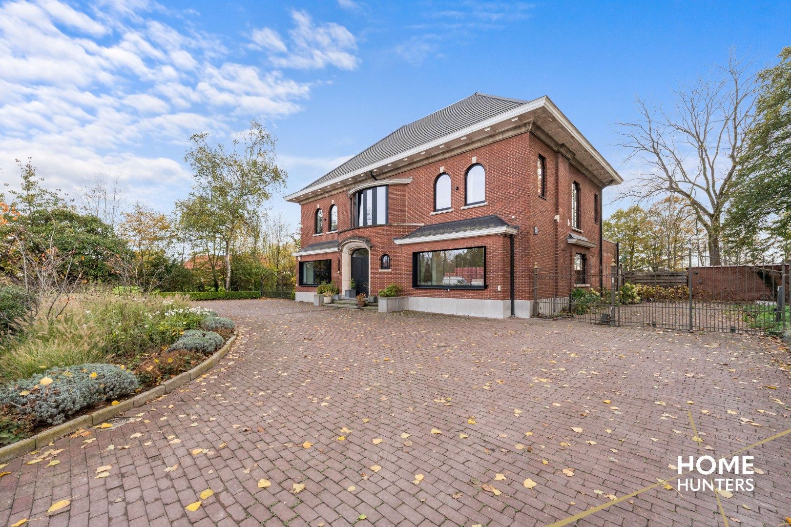 Riante villa in Zonnebeke op 8.374 m² met praktijkruimte, zwembad en volledige kelder foto 2