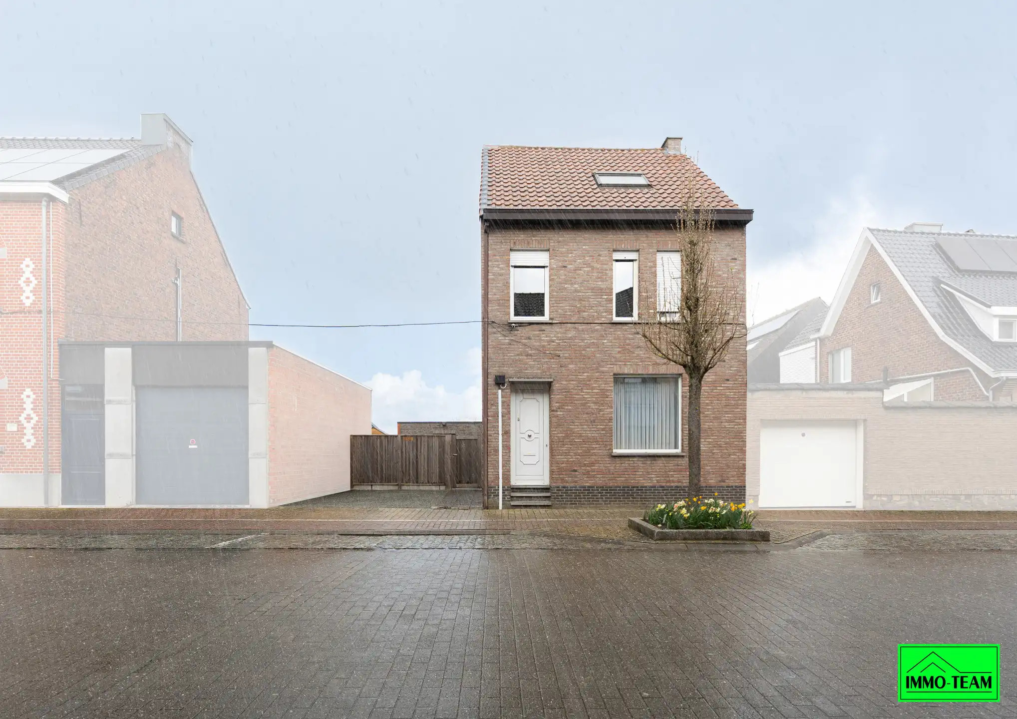 Hoofdfoto van de publicatie: Deels gerenoveerde gezinswoning met potentieel 