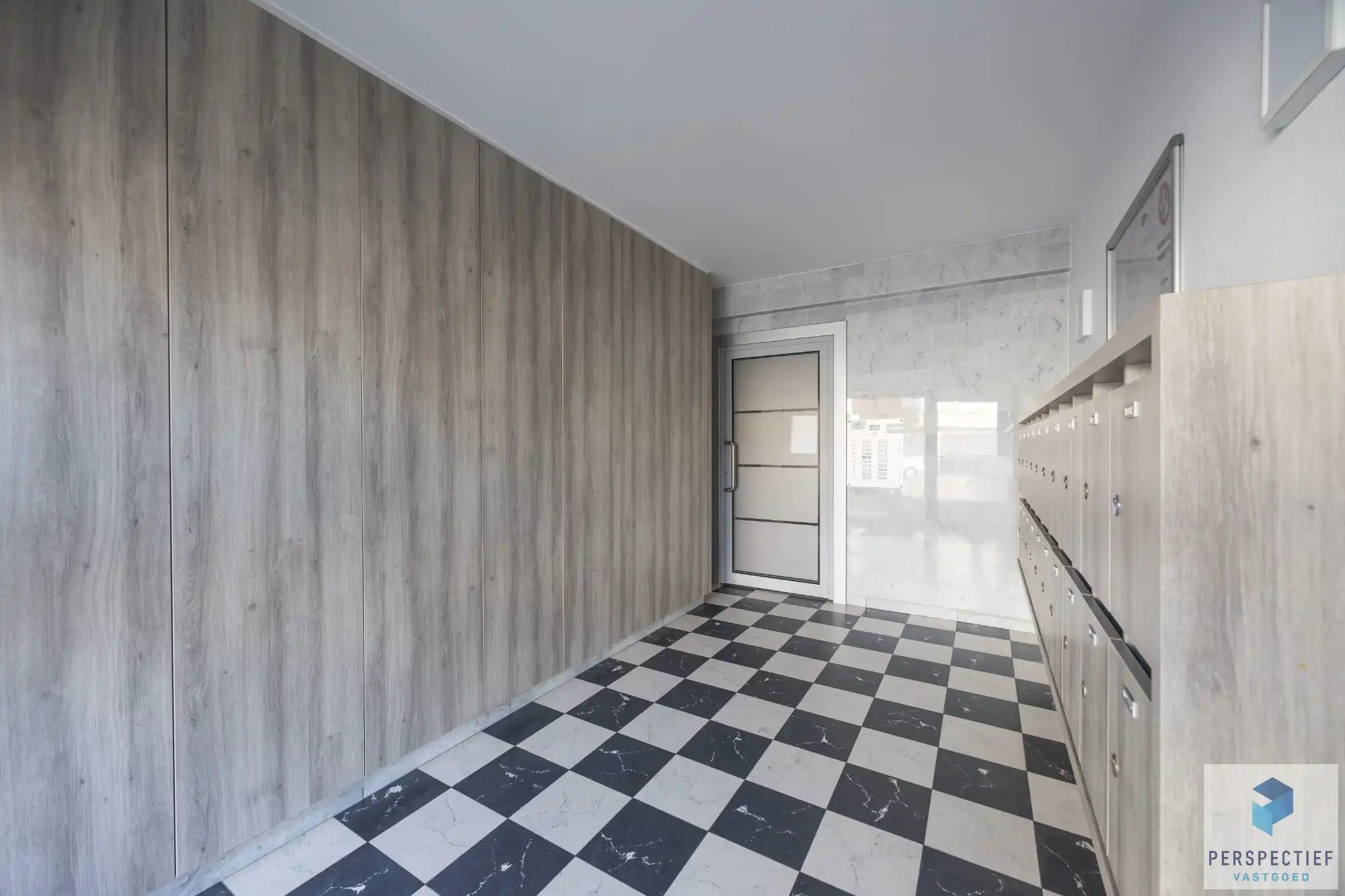 Goed gelegen ruim vernieuwd 2 slaapkamer appartement met terras en grote berging. foto 26