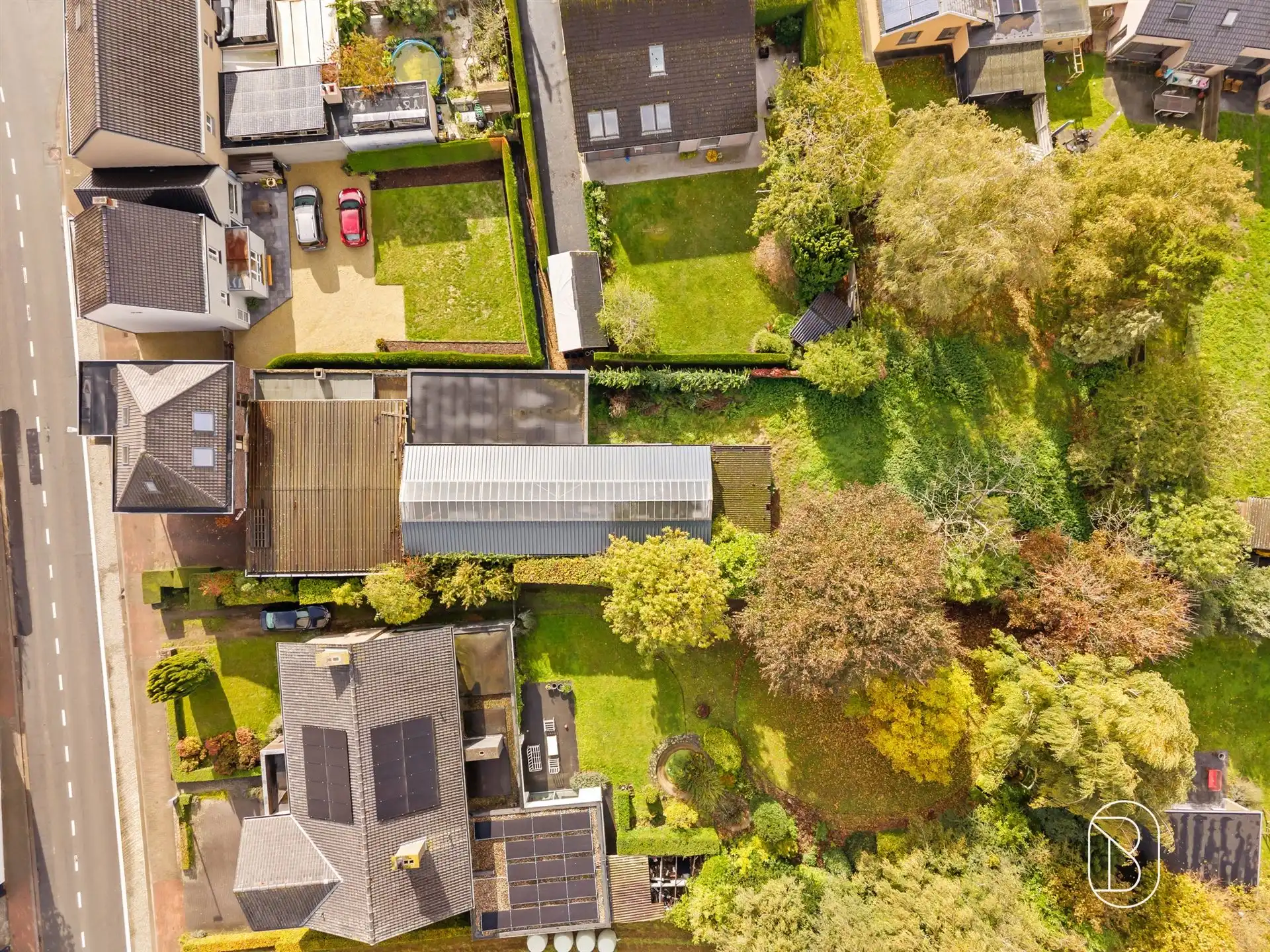 Commercieel gelegen woning met atelier (370m2) op 1198m2! foto {{pictureIndex}}