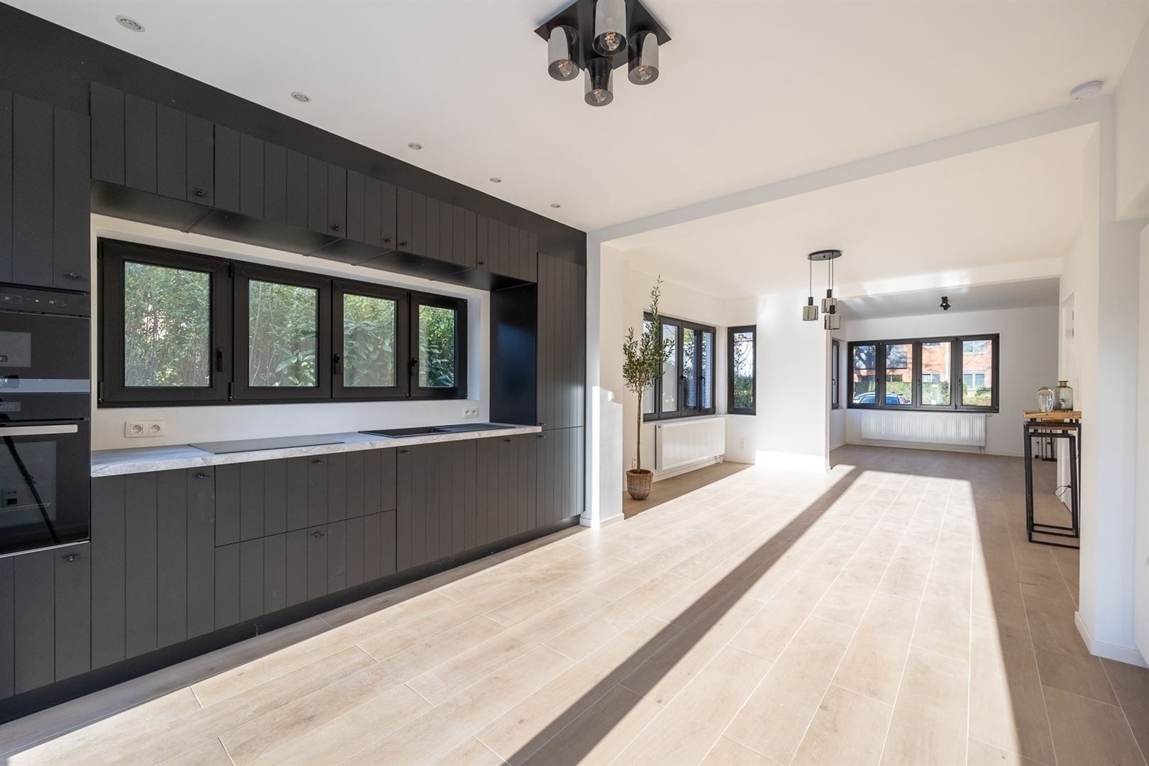 Totaal vernieuwde woning in zeer geliefde straat in centrum!  foto 2