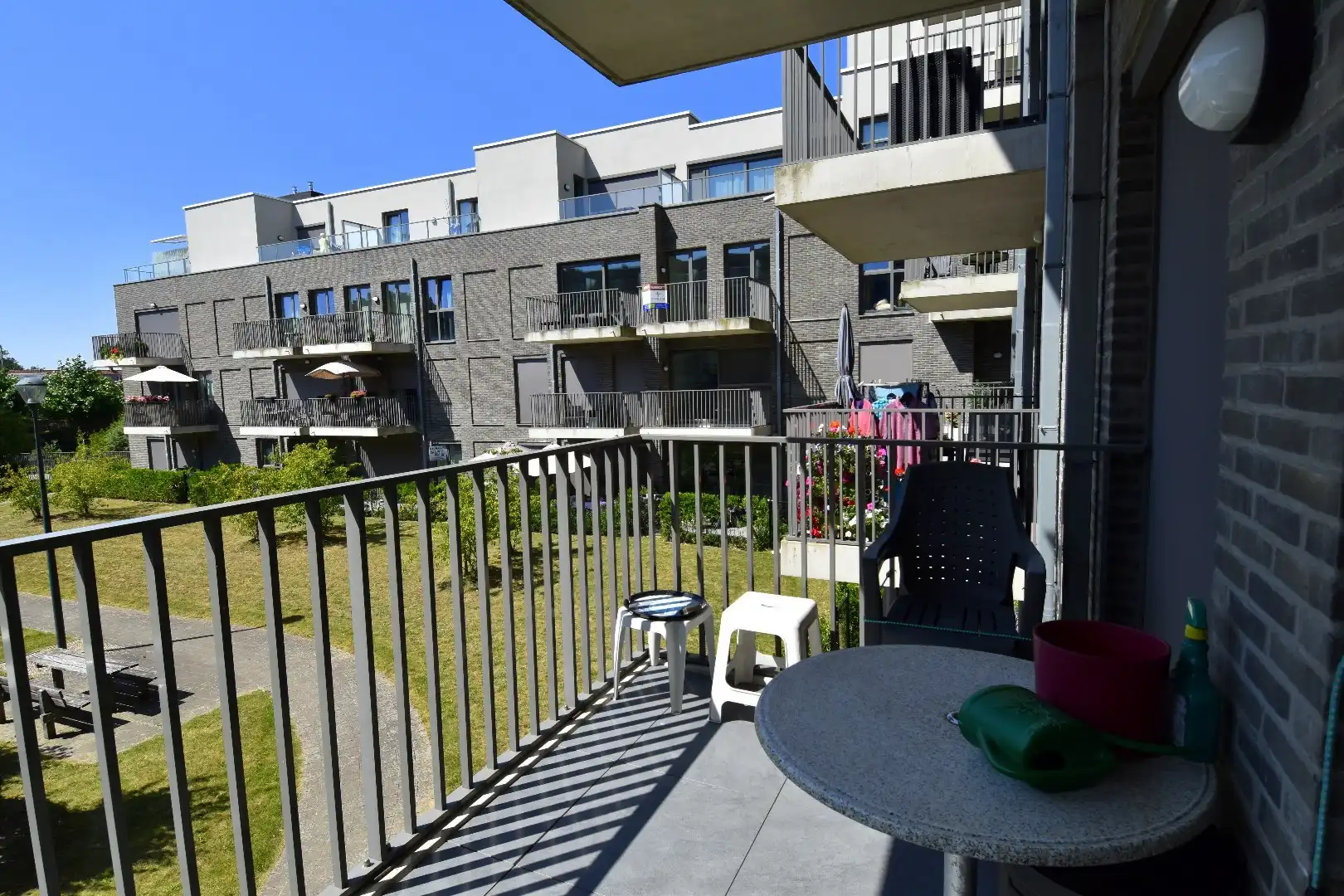 Recent appartement met 2 slaapkamers, 2 terrassen en garagebox te huur in Gullegem foto 12