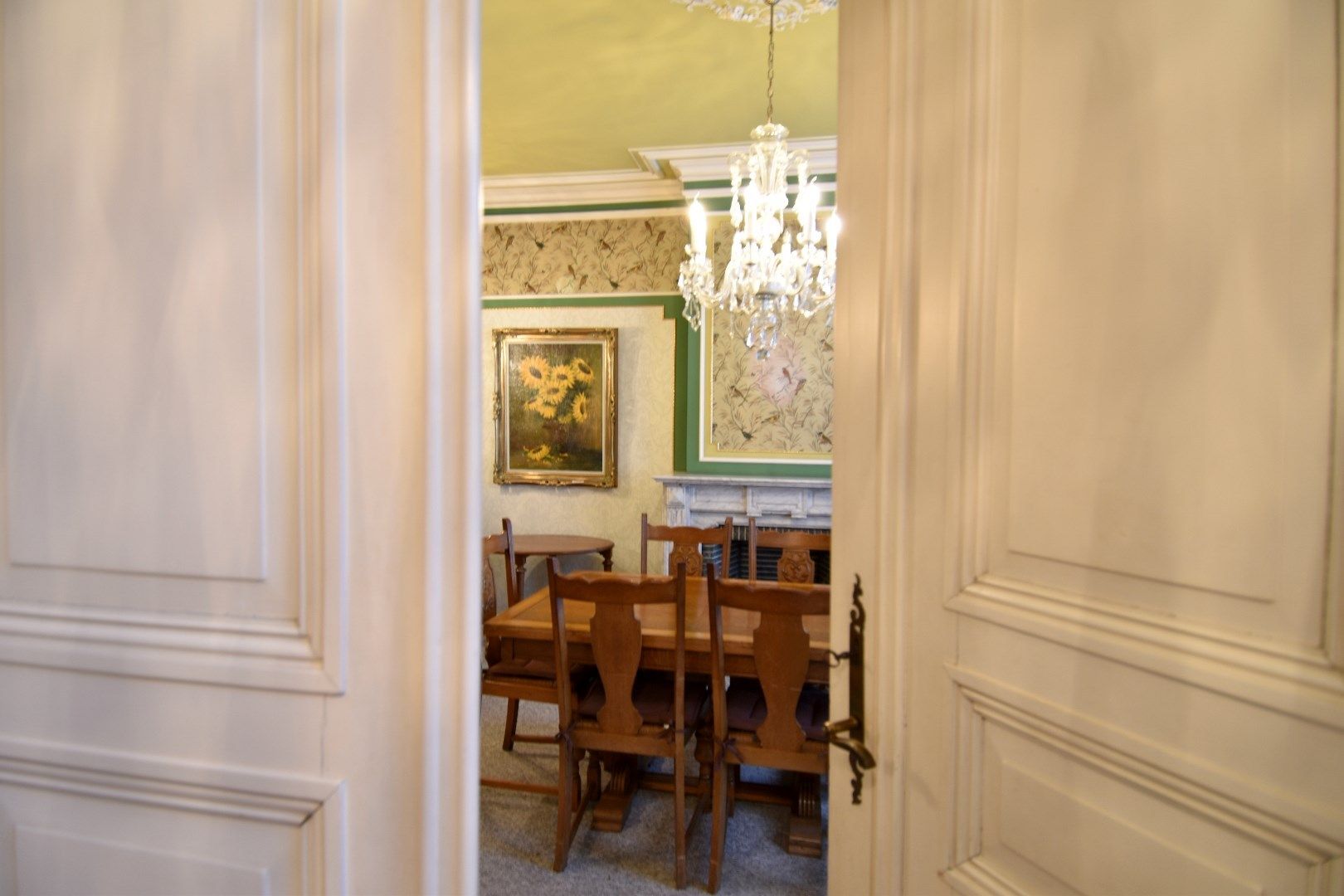 Karaktervolle burgerwoning met 3 slaapkamers, 2 garages en een mooi stukje tuin te koop in Rollegem foto 8