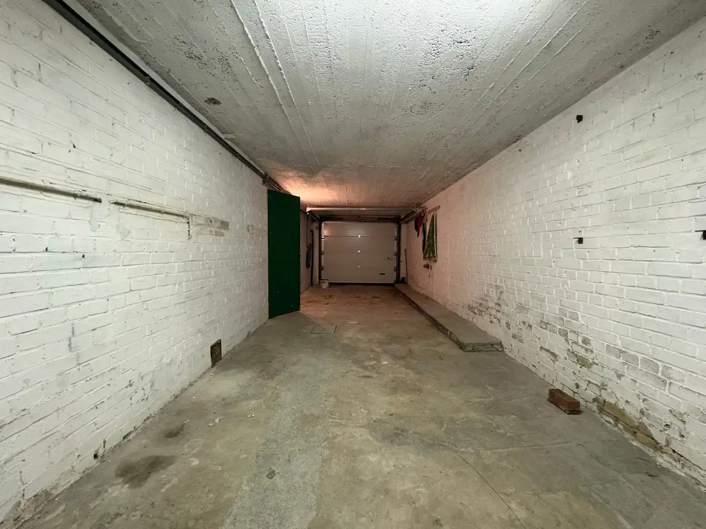 Ruime en gemakkelijk toegankelijke garage te koop  foto {{pictureIndex}}