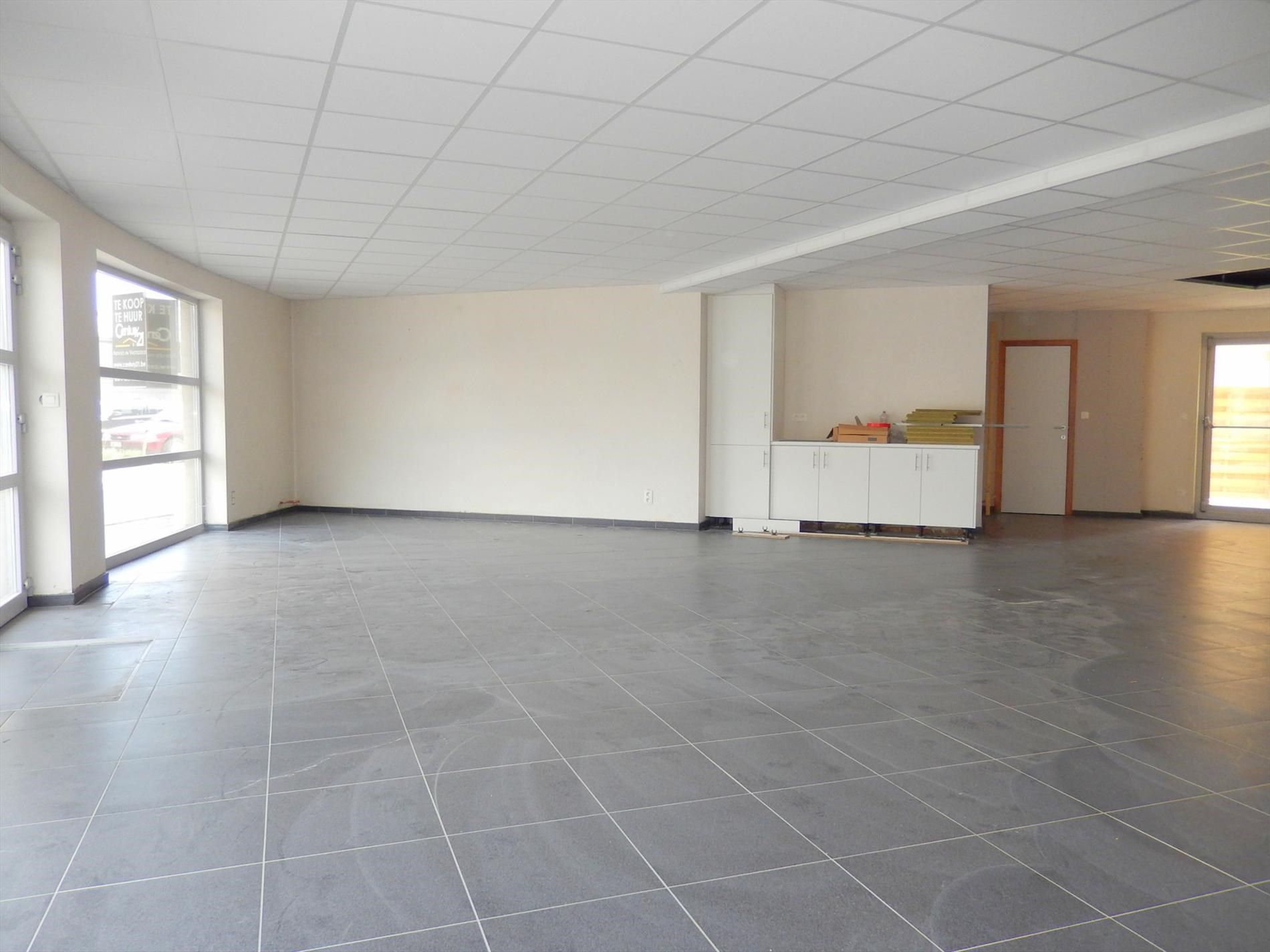 Goed gelegen handelspand op commerciële ligging te Lichtervelde foto 2