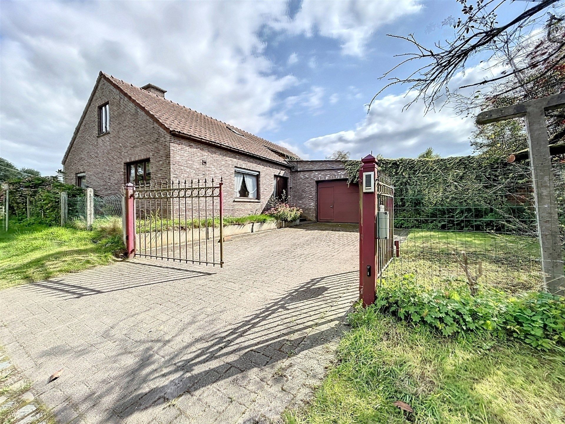 Charmante woning met garage en bijgebouwen op prachtig perceel van 2435m².  foto 15