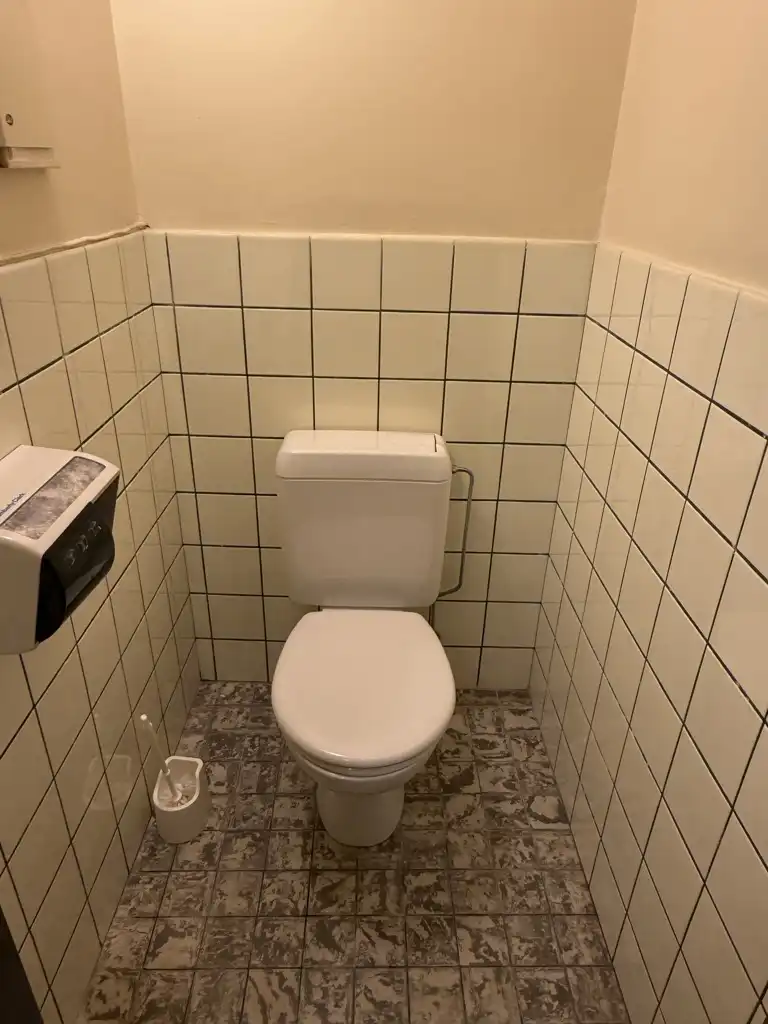 Handelsgelijkvloers met polyvalente ruimte, burelen & opslag foto 10