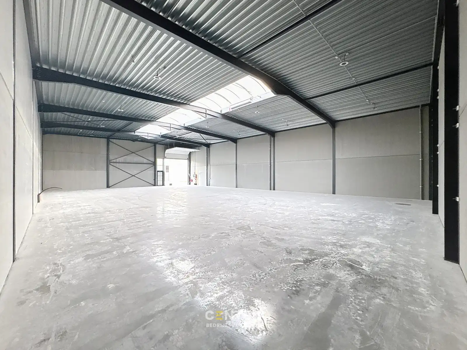 Kwalitatief en goed geïsoleerd NB MAGAZIJN (300m²) TE HUUR in Oostkamp. Inclusief 3 private parkeerplaatsen voor de deur. foto 3