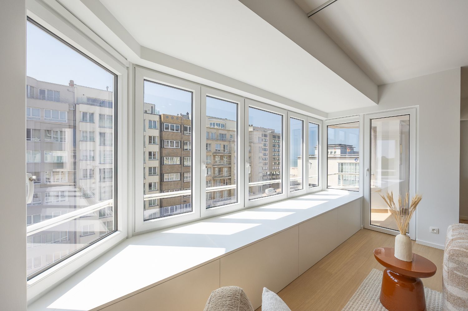 Ruim, gerenoveerd drie slaapkamer appartement in hartje Oostende foto 8