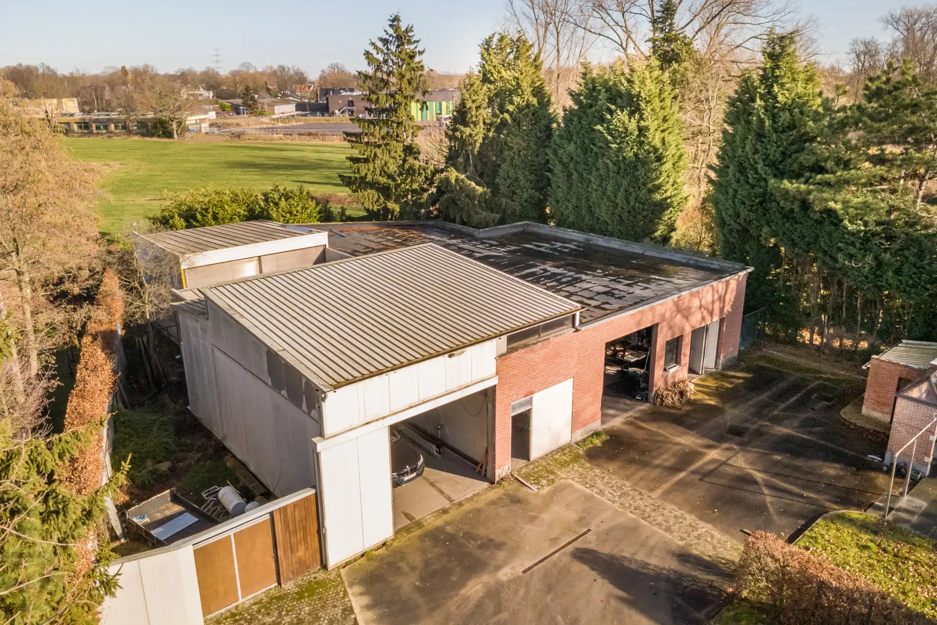 Ruime villa met garage en zwembad + bouwgrond + 2 magazijnen foto 7
