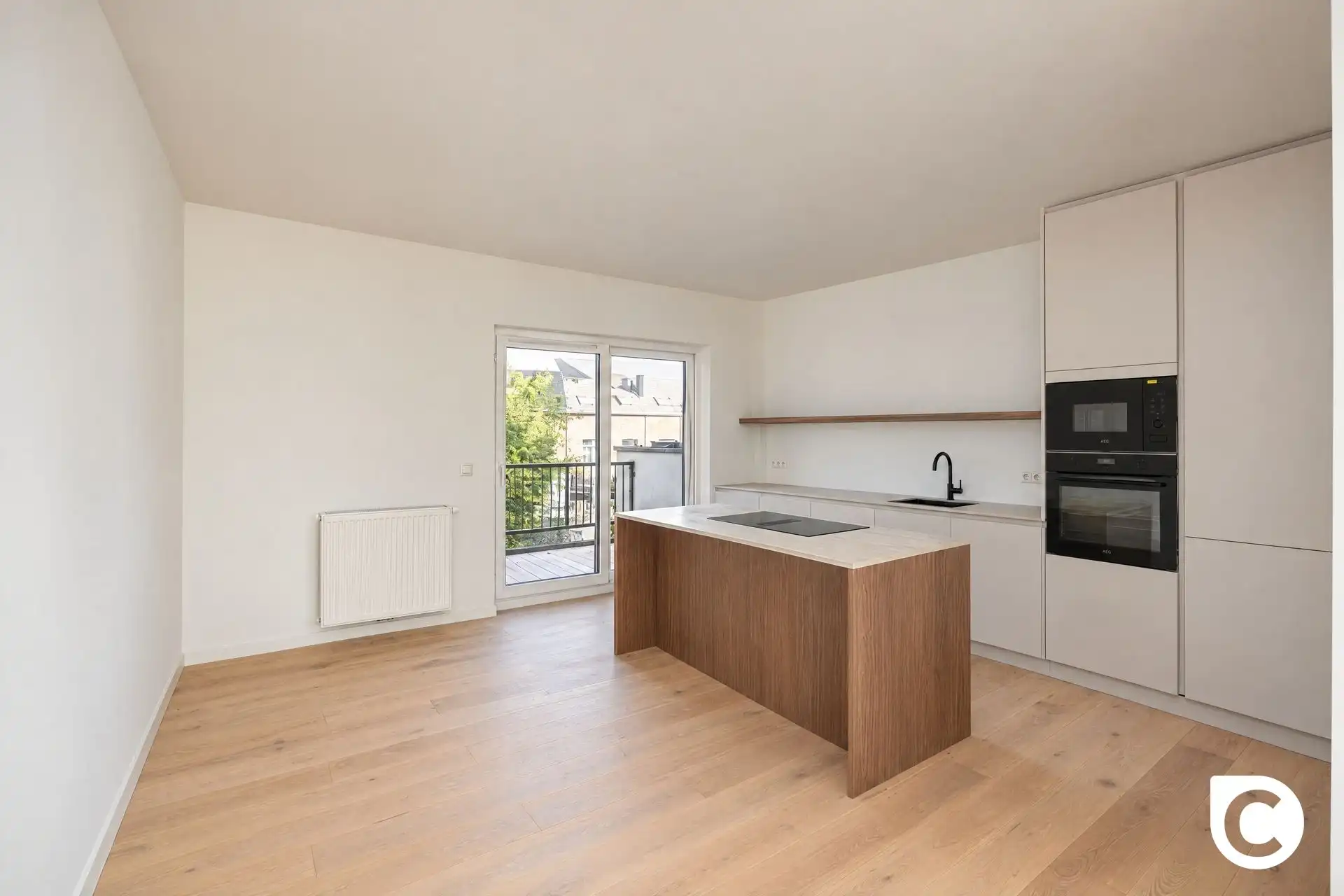 Hoogwaardig gerenoveerd 2 slpk app met terras foto 4