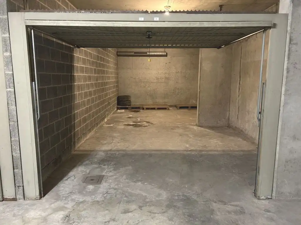 Ruime garage op centrale locatie foto 2
