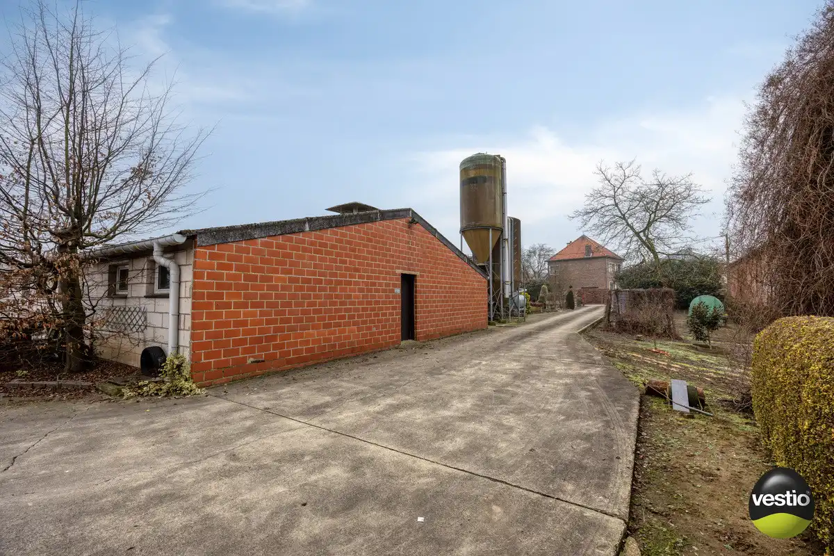 VIERKANTSHOEVE MET 4 BIJHORENDE VARKENSSTALLEN TE SINT-HUIBRECHTS-HERN op 65A79CA. foto 38