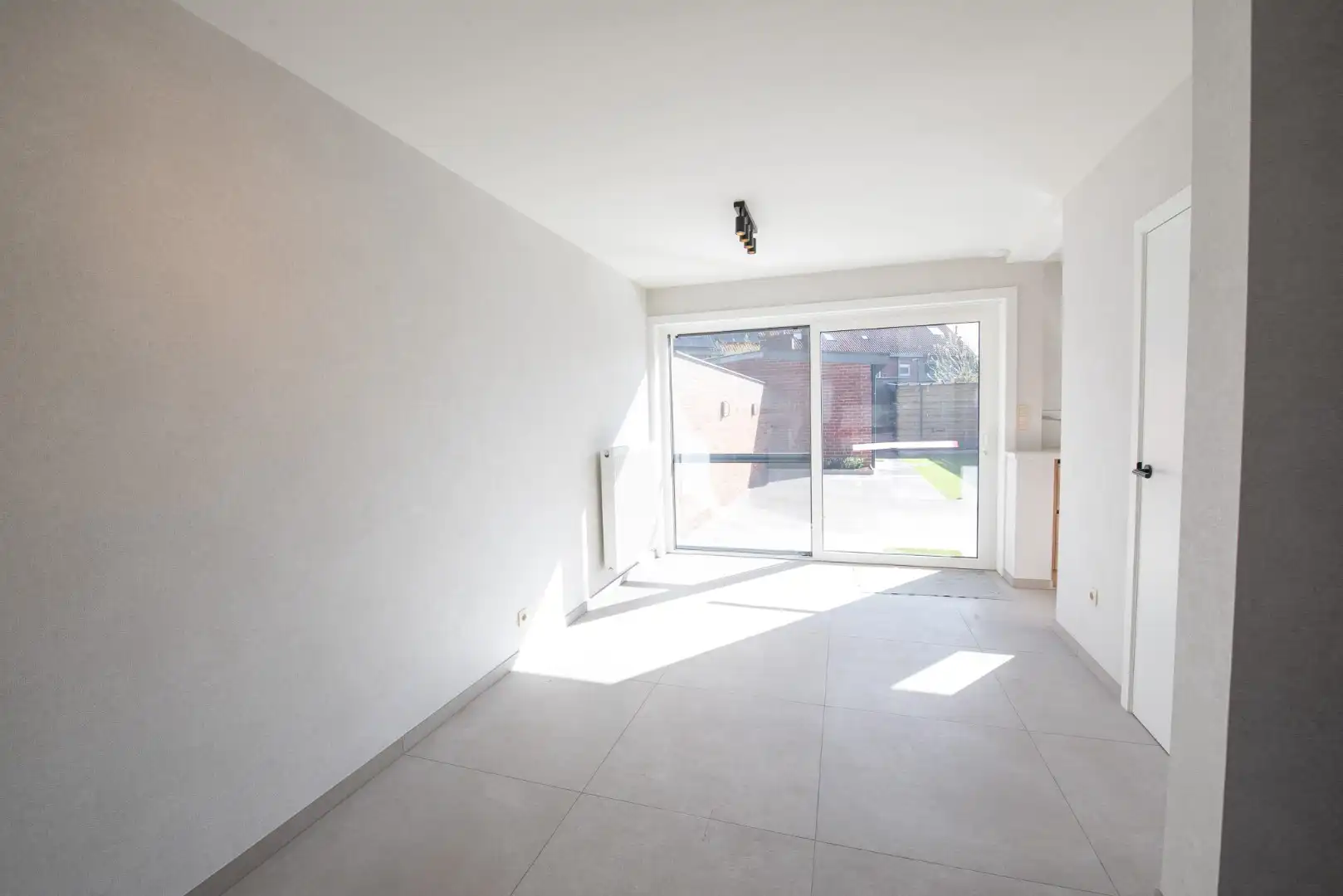 Charmante en gerenoveerde woning te Deinze! foto 3