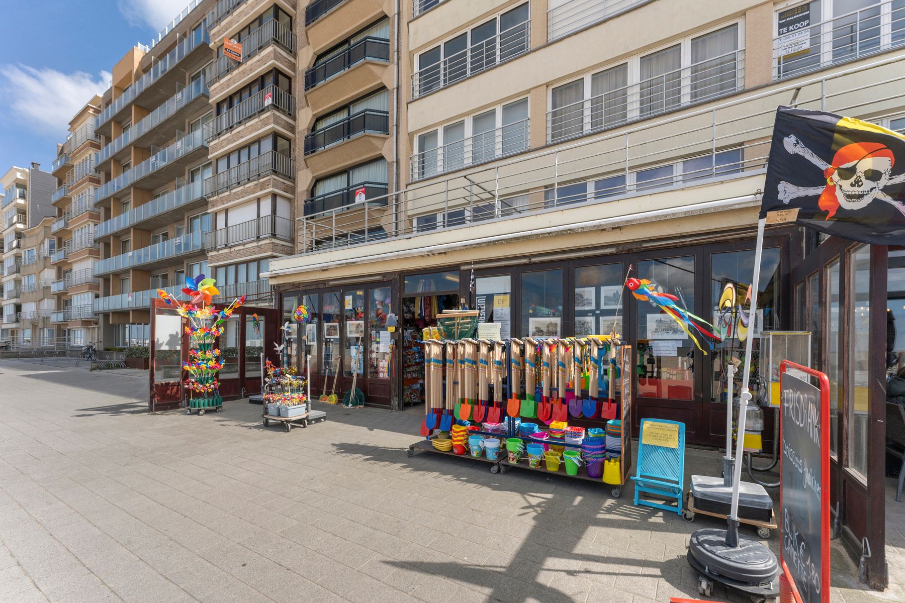 Dé strandwinkel van Sint-Idesbald staat te koop! foto {{pictureIndex}}