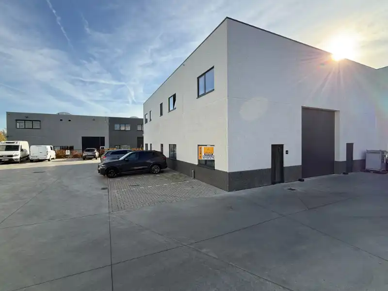 Recent magazijn met kantoorruimte – uitstekende ligging foto 2