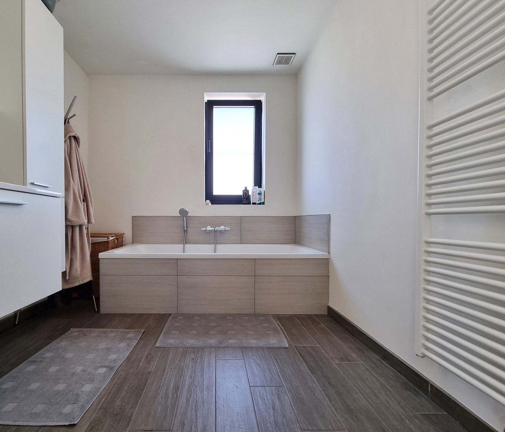 Handelsgelijkvloers met triplex-appartement in het hartje van Pamel foto 23