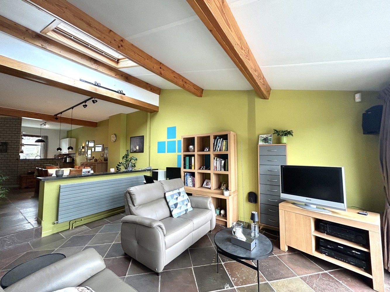 A must see - verrassend ruime woning met achteringang met privéparkeerplaatsen foto 8