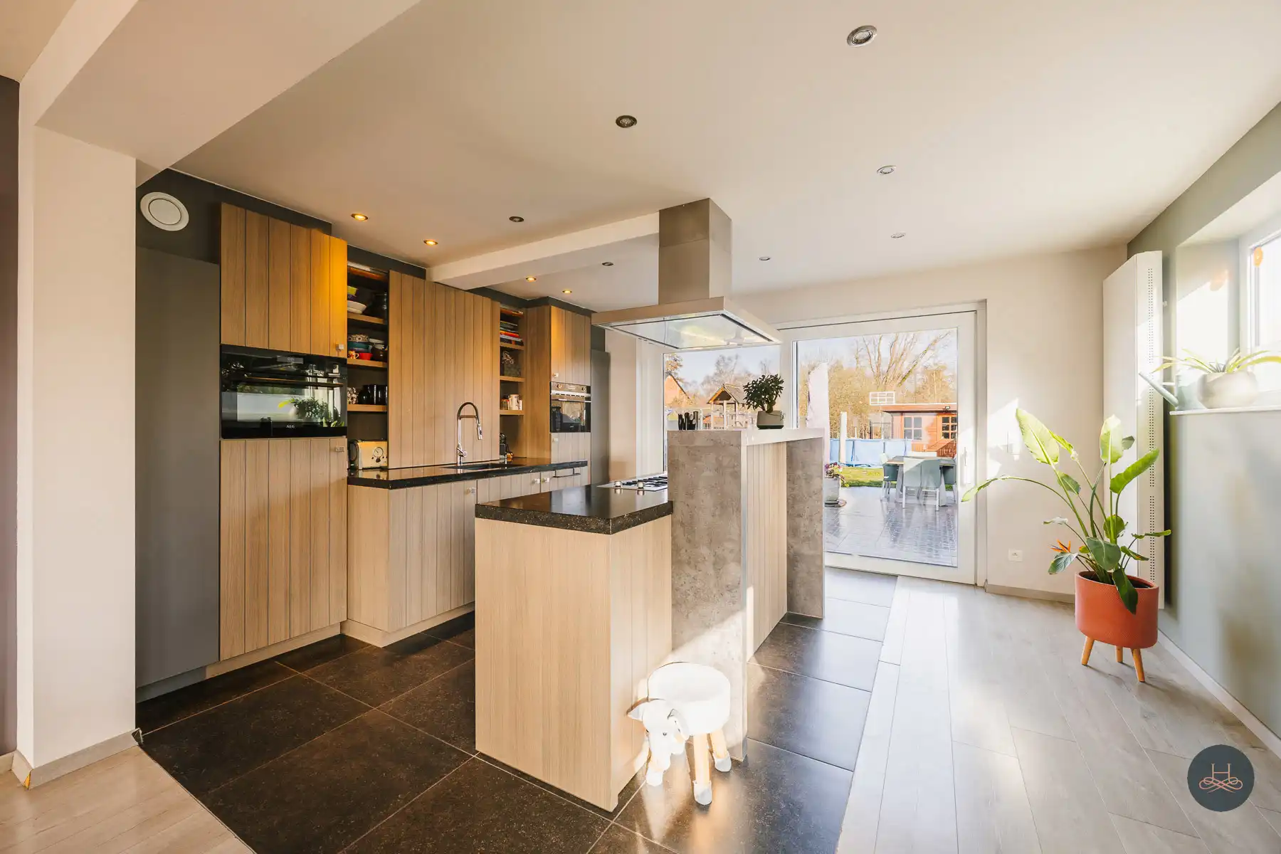 Recent energiezuinige halfopen woning op een royaal perceel foto 8