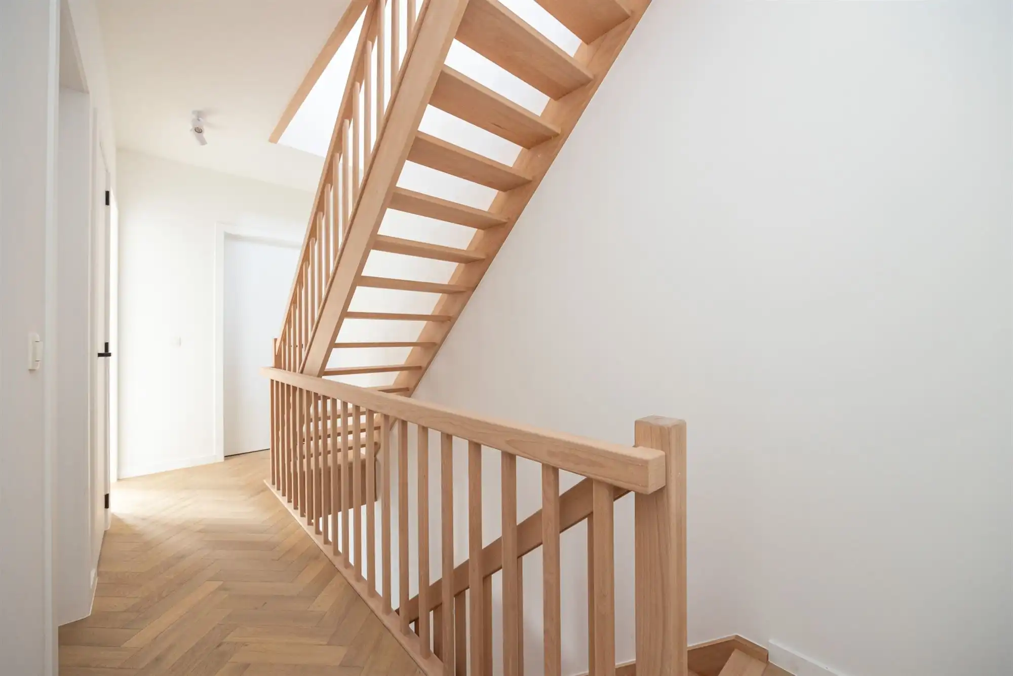 Nieuwbouwwoning met vier slaapkamers en tuin foto 13