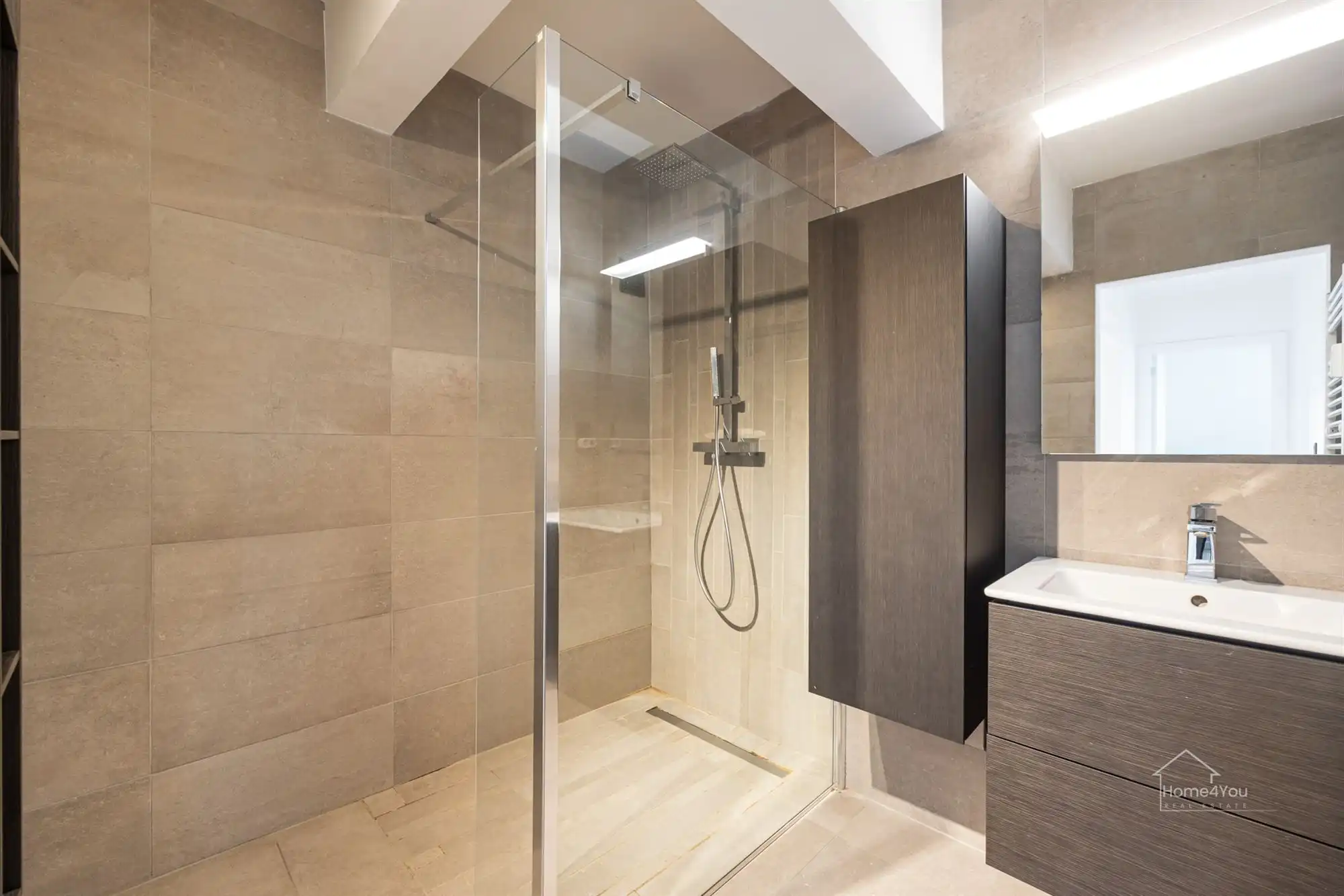 Ruim, lichtrijk en energiezuinig appartement foto 13