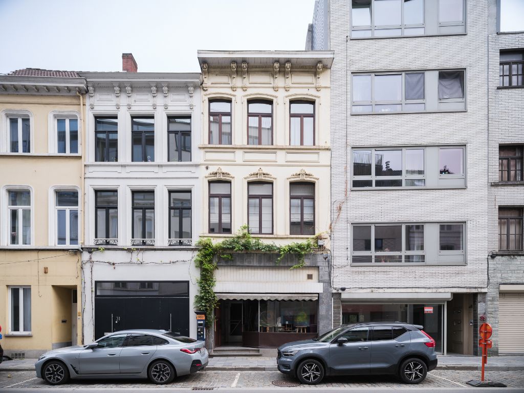 Te renoveren handelshuis (266 m²) met stadstuin. Wonen en werken in het centrum van Gent. foto {{pictureIndex}}