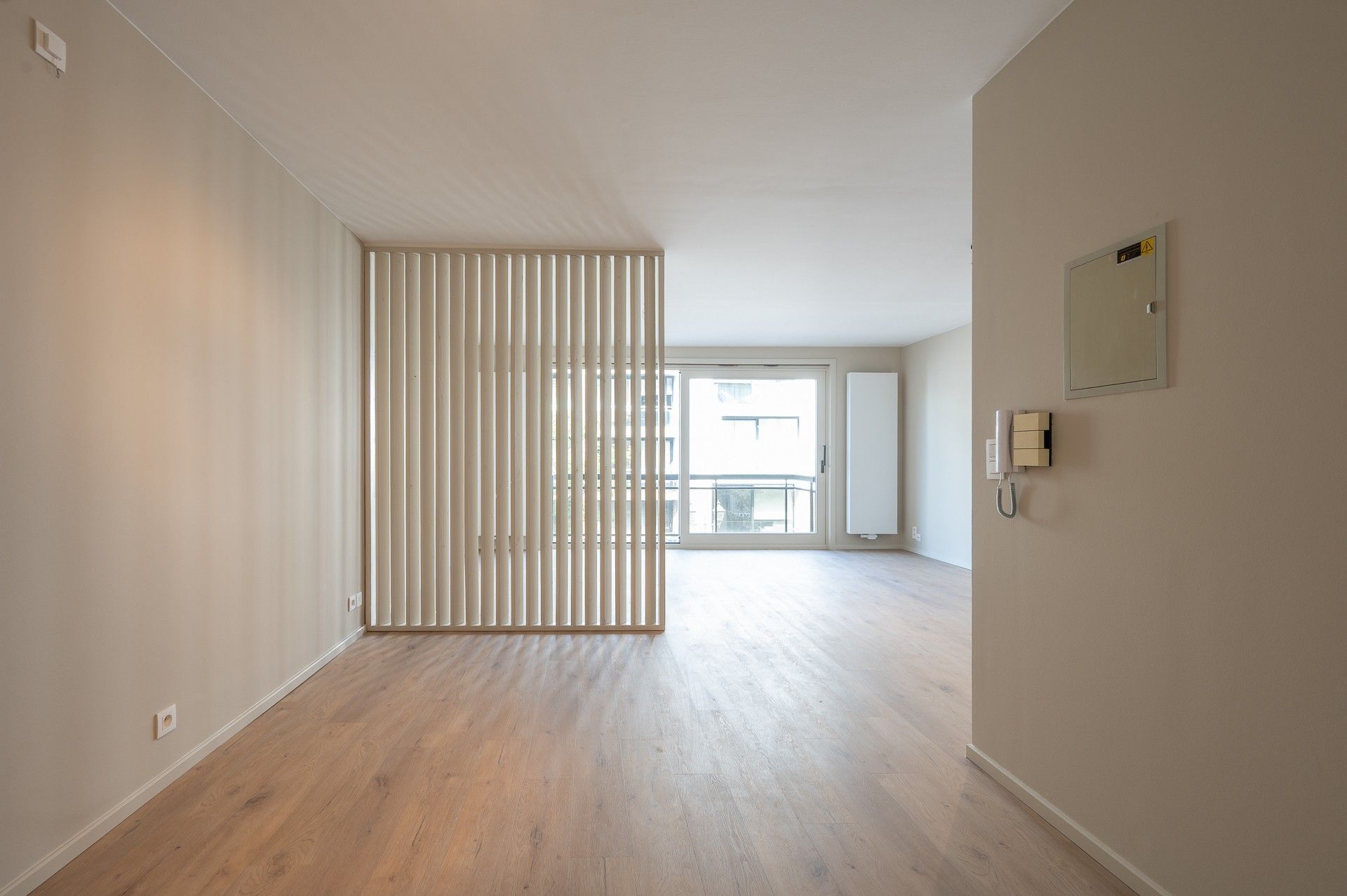Ongemeubeld: vernieuwde studio op de Lippenslaan! foto 2